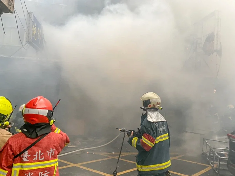 現場濃煙密布，造成6人嗆傷命危。（翻攝畫面）