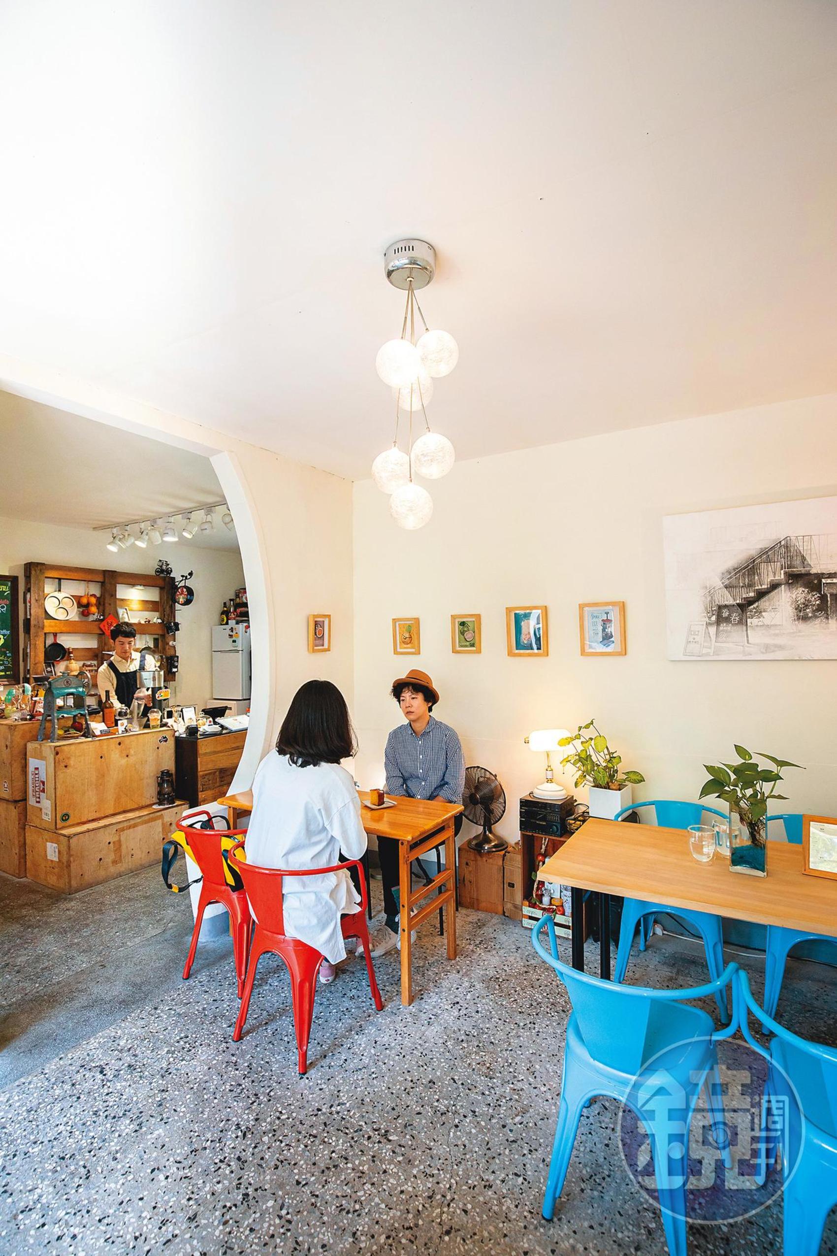 面對窗景的座位,能享受光復新村的綠意。