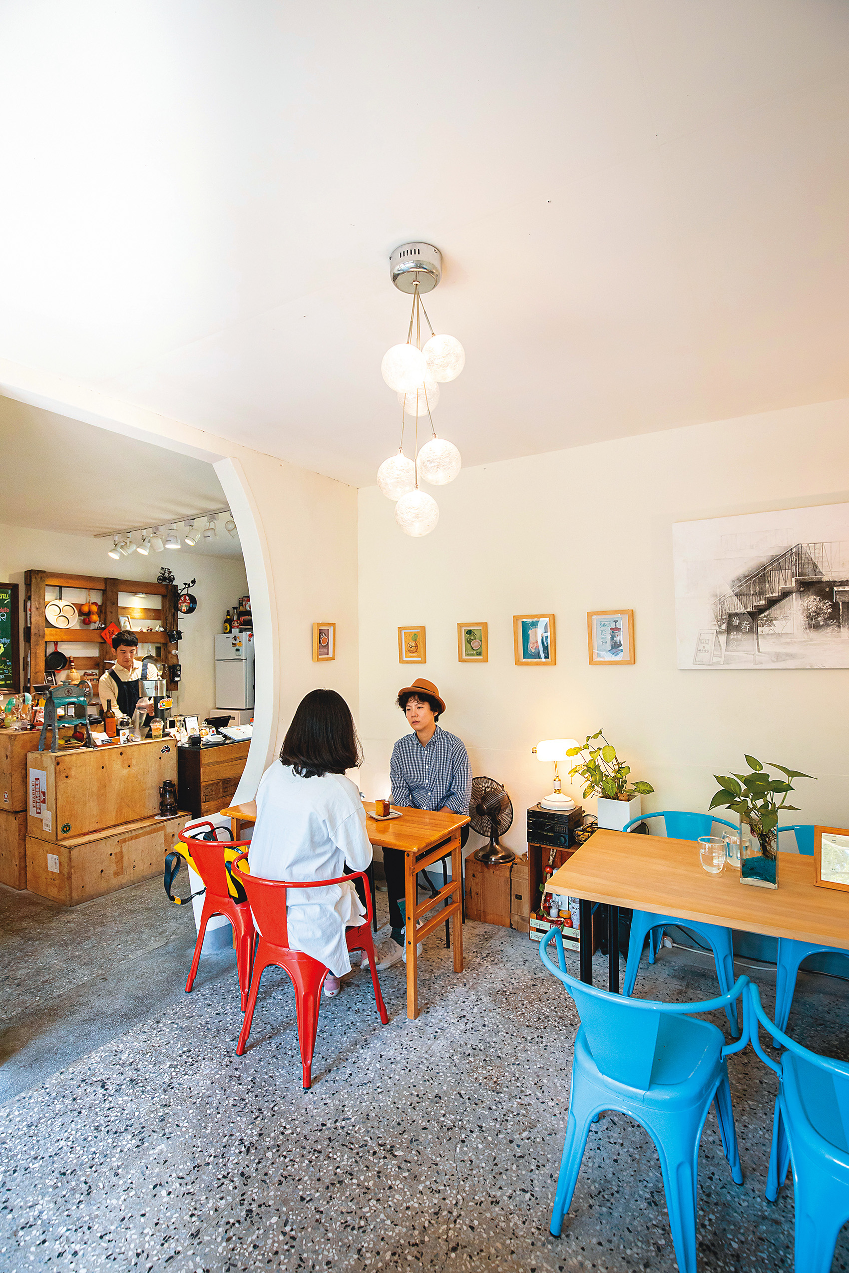 面對窗景的座位,能享受光復新村的綠意。