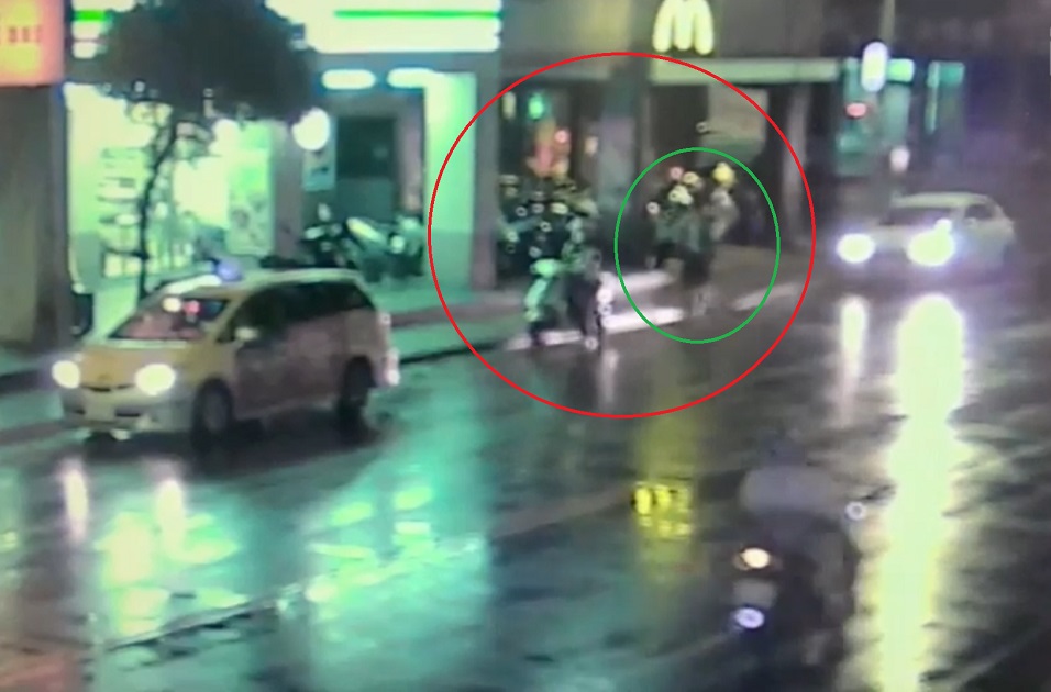 林男持刀下車朝正在等人的林姓騎士走去。（翻攝畫面）