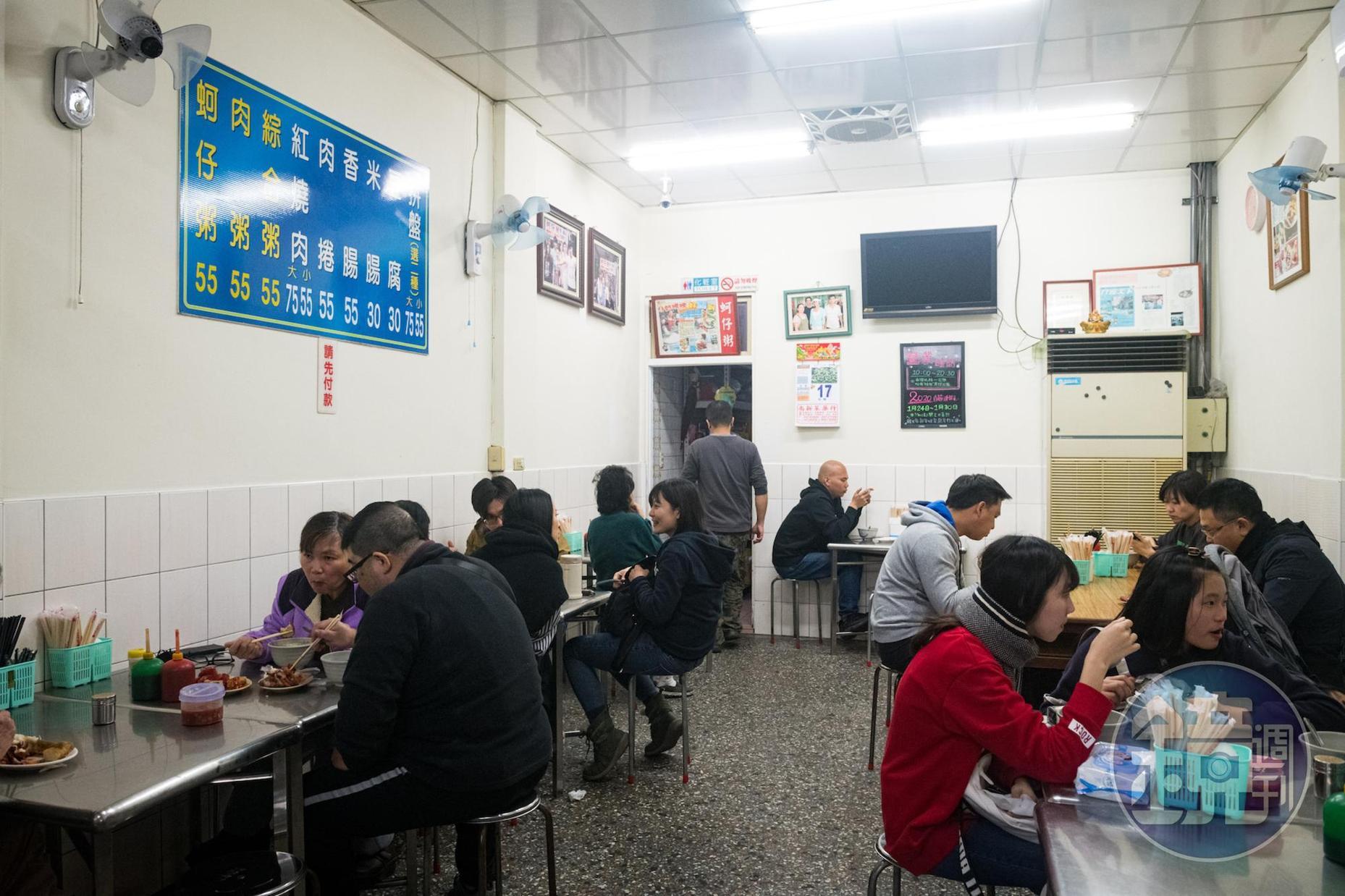 「樂群街蚵仔粥」總是座無虛席。