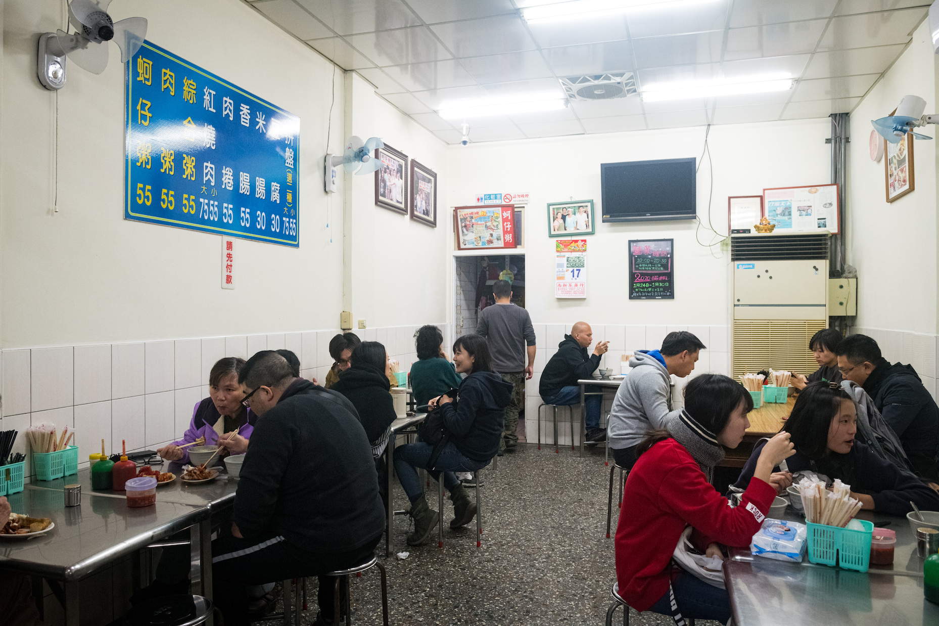 「樂群街蚵仔粥」總是座無虛席。