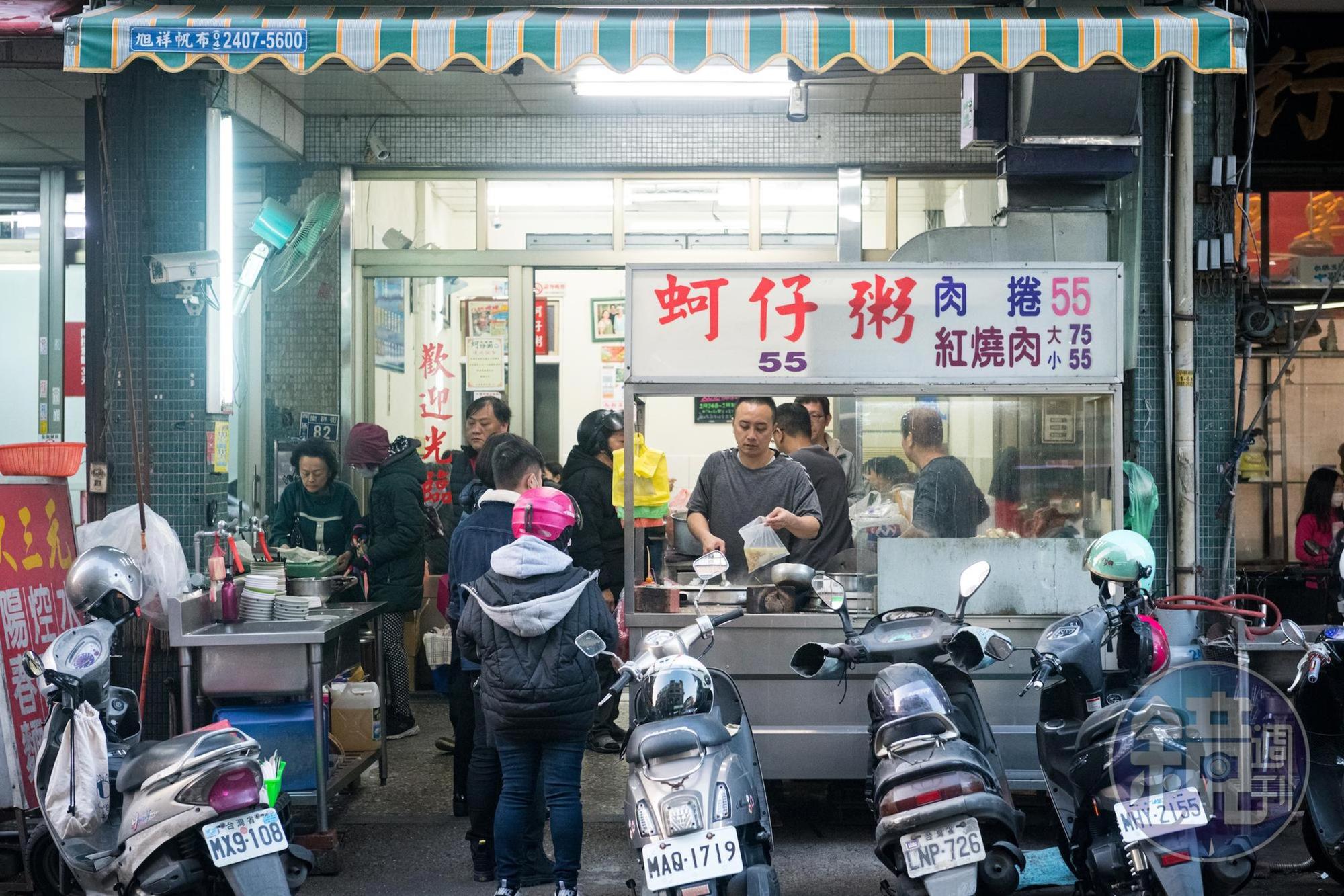 「樂群街蚵仔粥」屹立三十多年，是老台中人的心頭好。