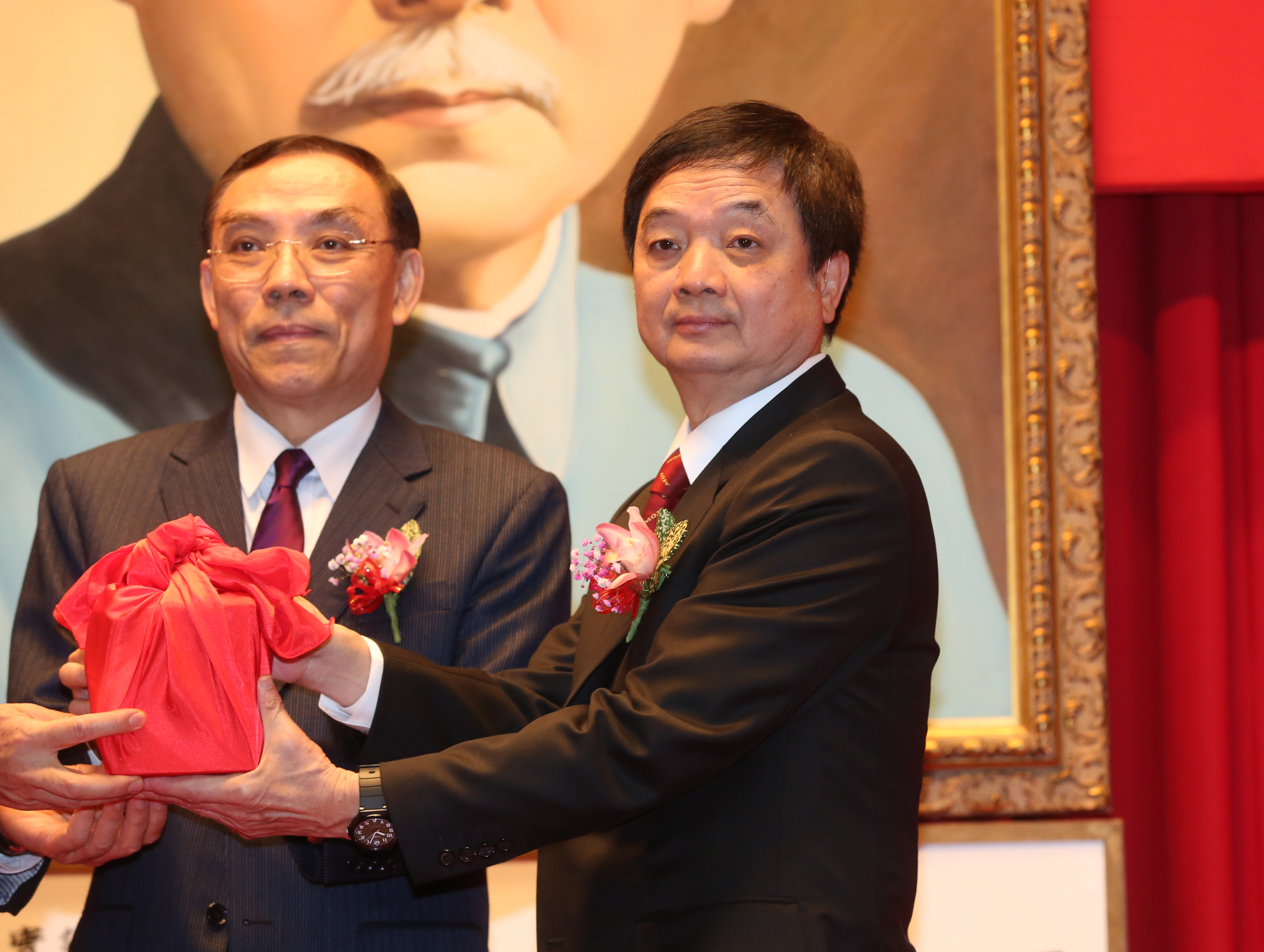 周章欽（右）才上任一天，北檢就傳出三起重大社會矚目事件。（本刊資料照）