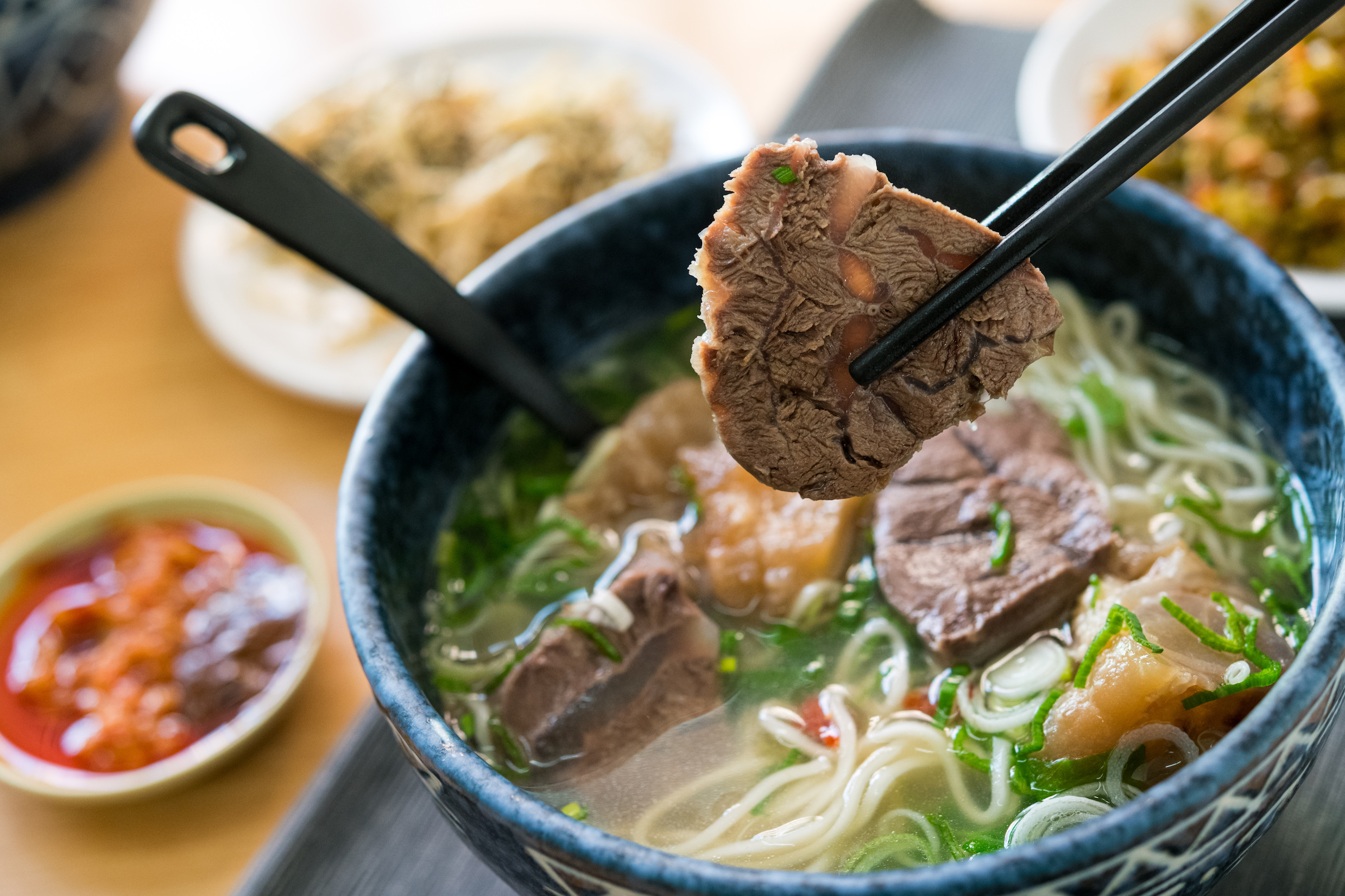 「東佳牛肉麵」鄰近台中美術館綠園道周邊，為在地人所稱道。
