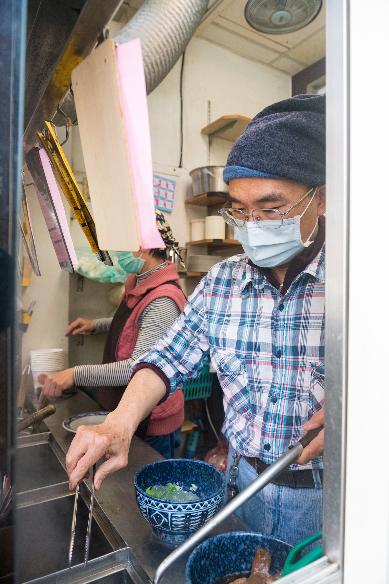 老闆賴坤宏有職人精神,總在店頭埋首煮麵。