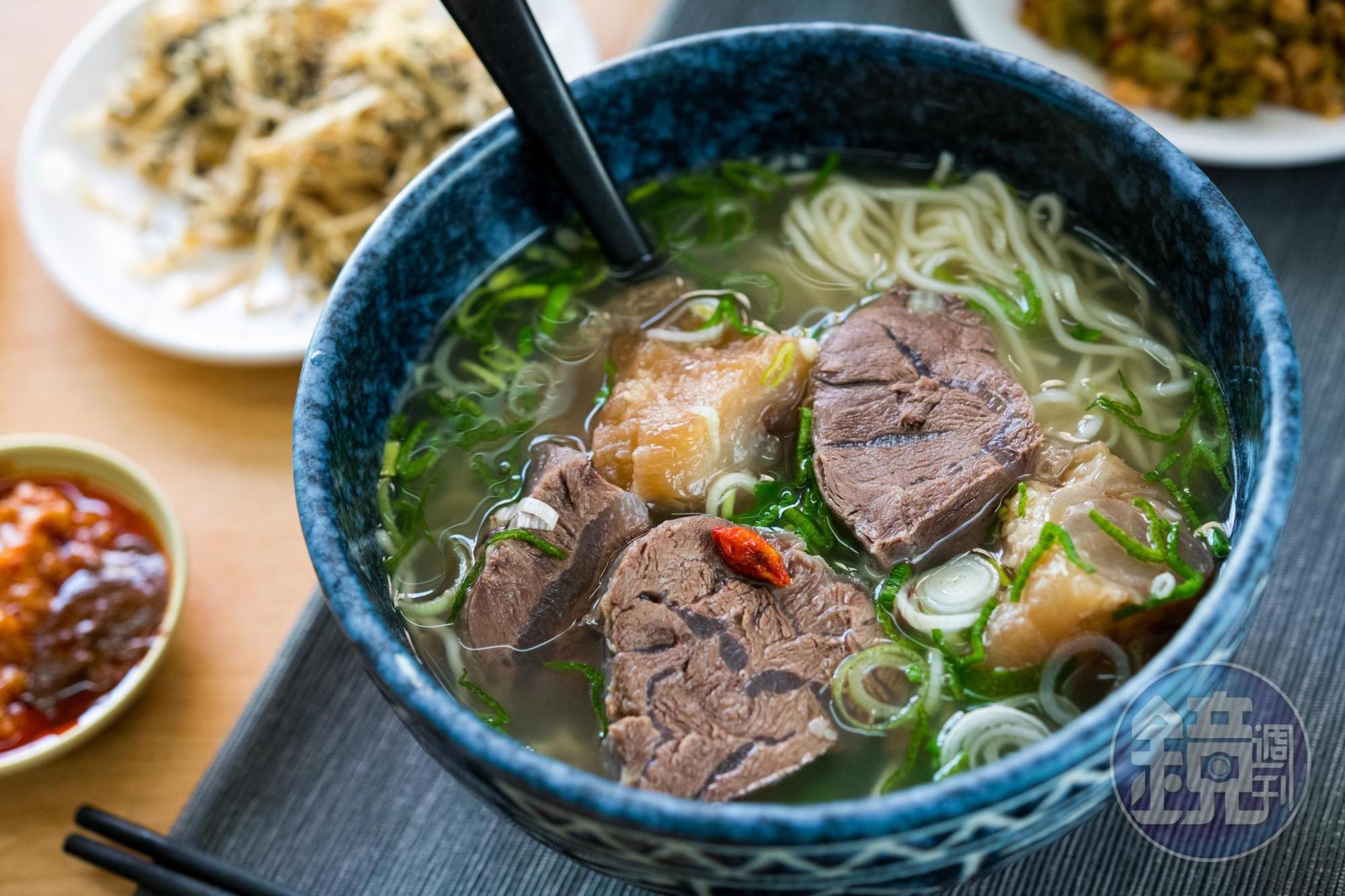 「清燉半筋半肉牛肉細麵」牛骨高湯清淡有致，腱子心肉與牛筋軟嫩鮮美。（140元／碗）