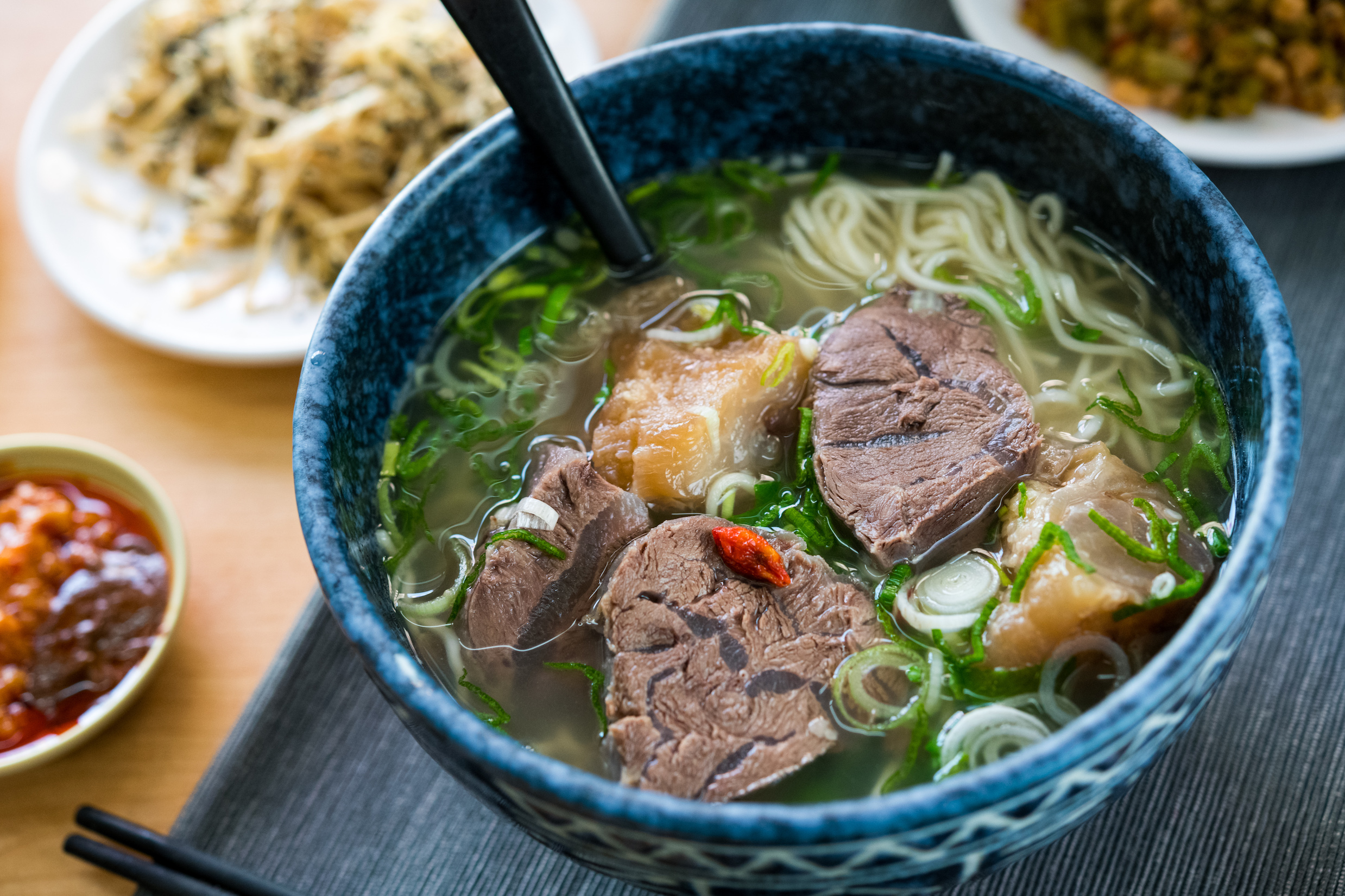 「清燉半筋半肉牛肉細麵」牛骨高湯清淡有致,腱子心肉與牛筋軟嫩鮮美。(140元/碗)