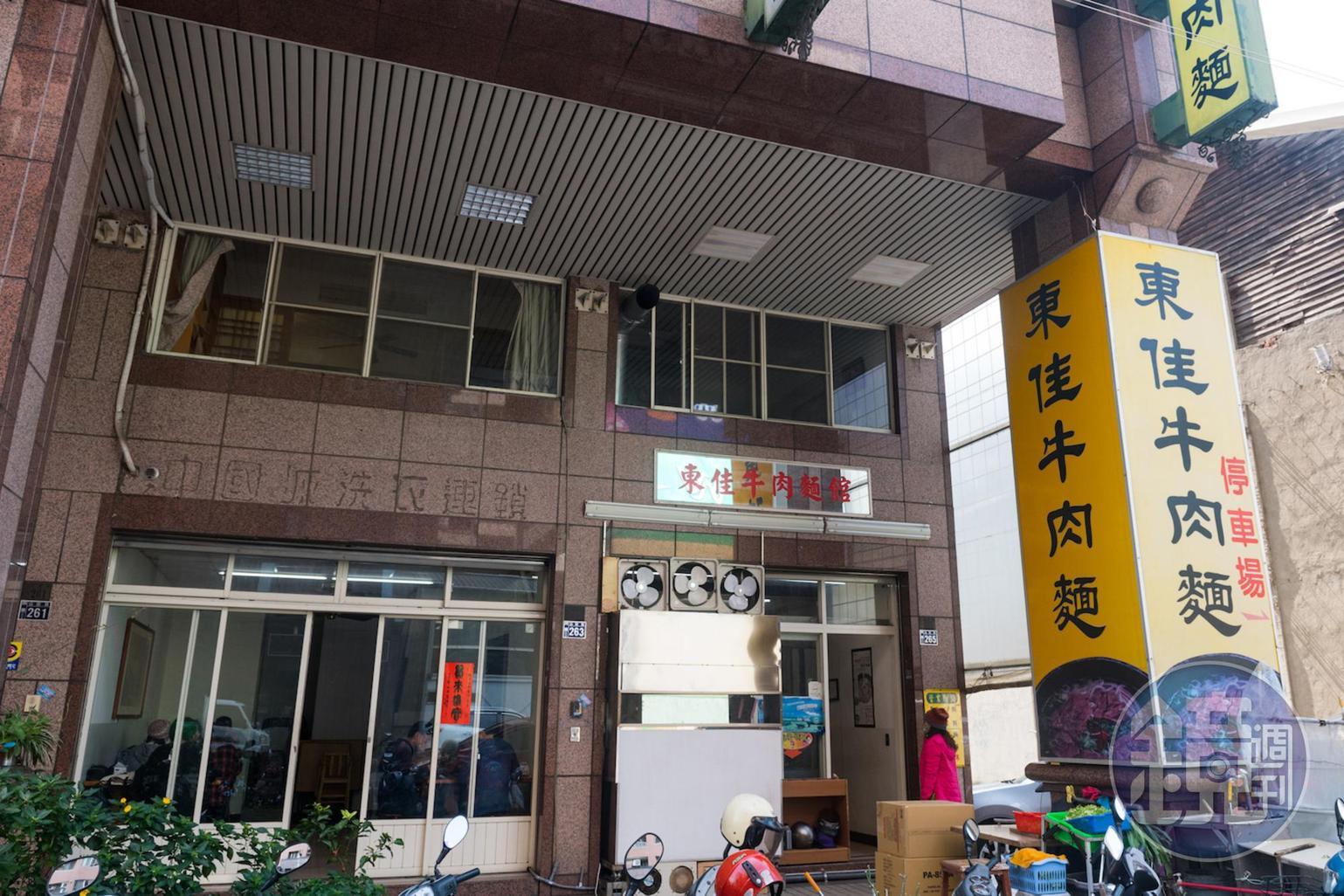 「東佳牛肉麵館」生意極好，一開店單就沒停過。