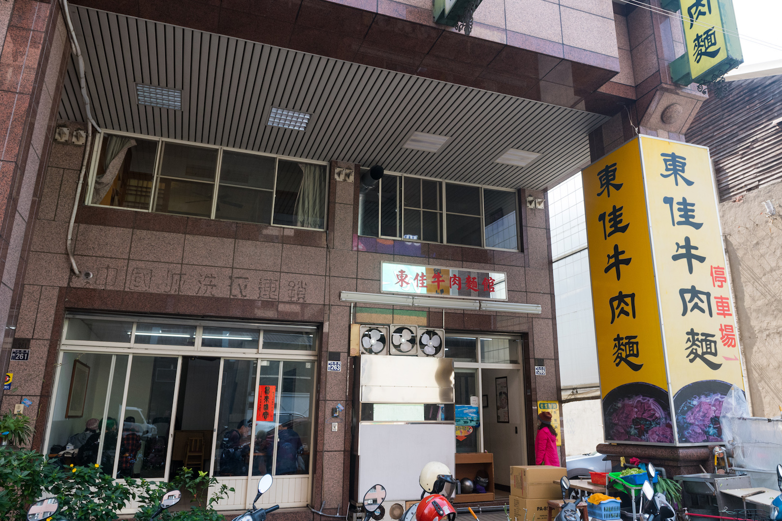 「東佳牛肉麵館」生意極好,一開店單就沒停過。