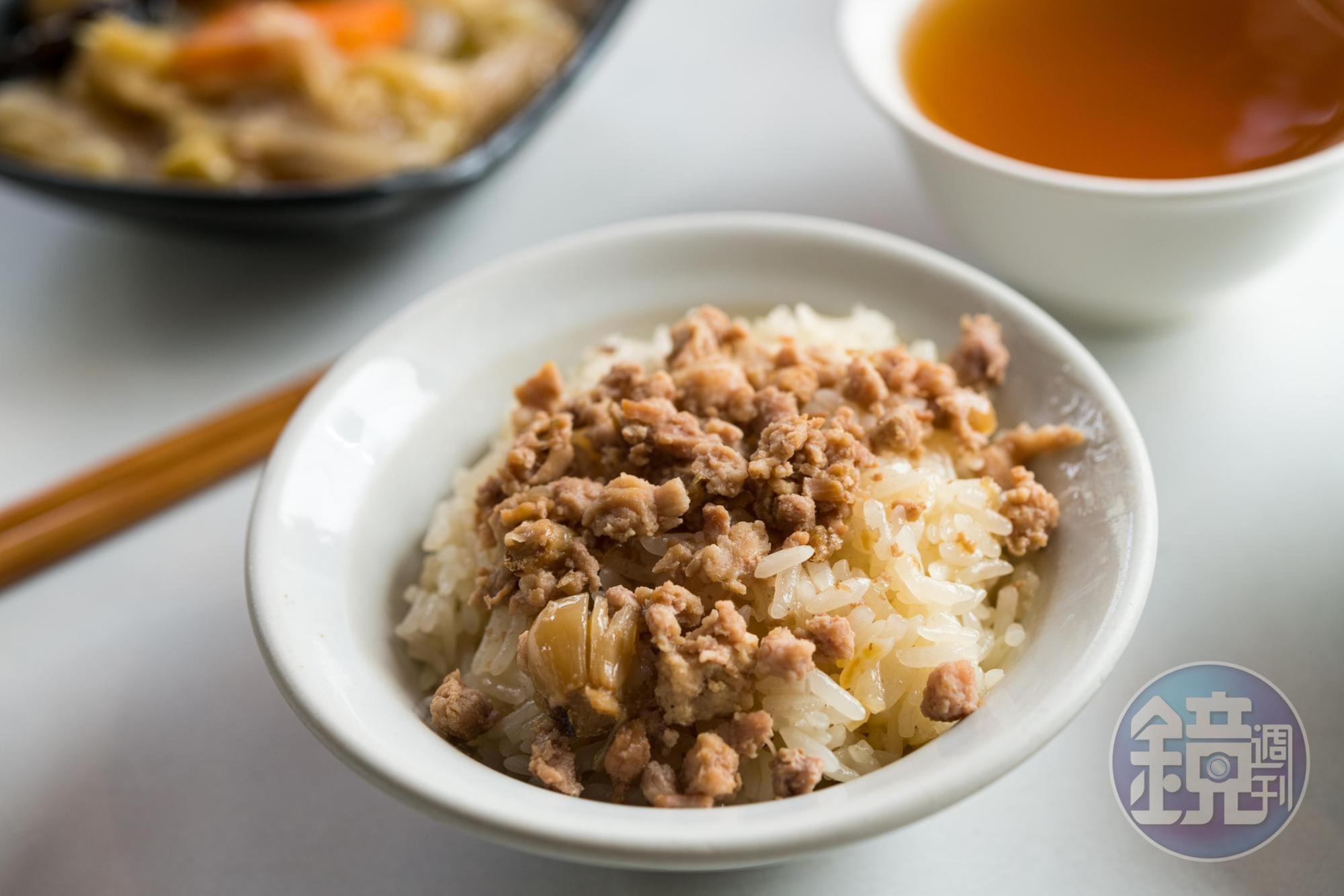 粒粒分明的米糕，澆上香而不膩的肉臊，再一瓢甜辣醬與蒜泥拌著吃最內行。（35元／碗）