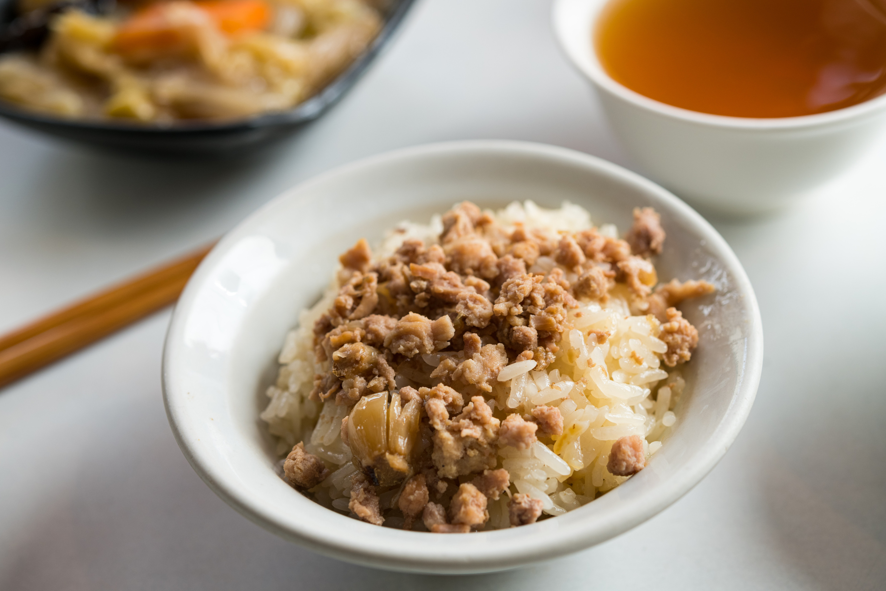 粒粒分明的米糕，澆上香而不膩的肉臊，再一瓢甜辣醬與蒜泥拌著吃最內行。（35元／碗）