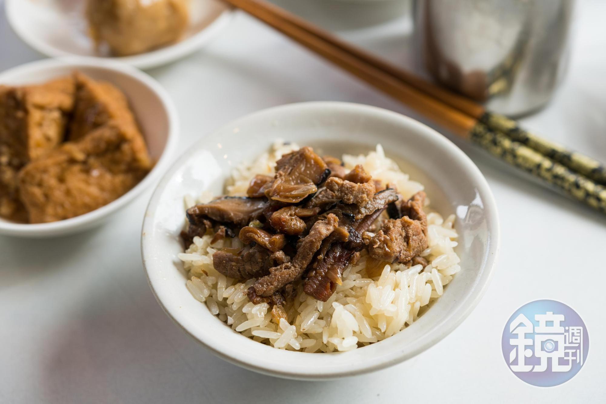 油飯的炒料香而不膩。（35元／碗）