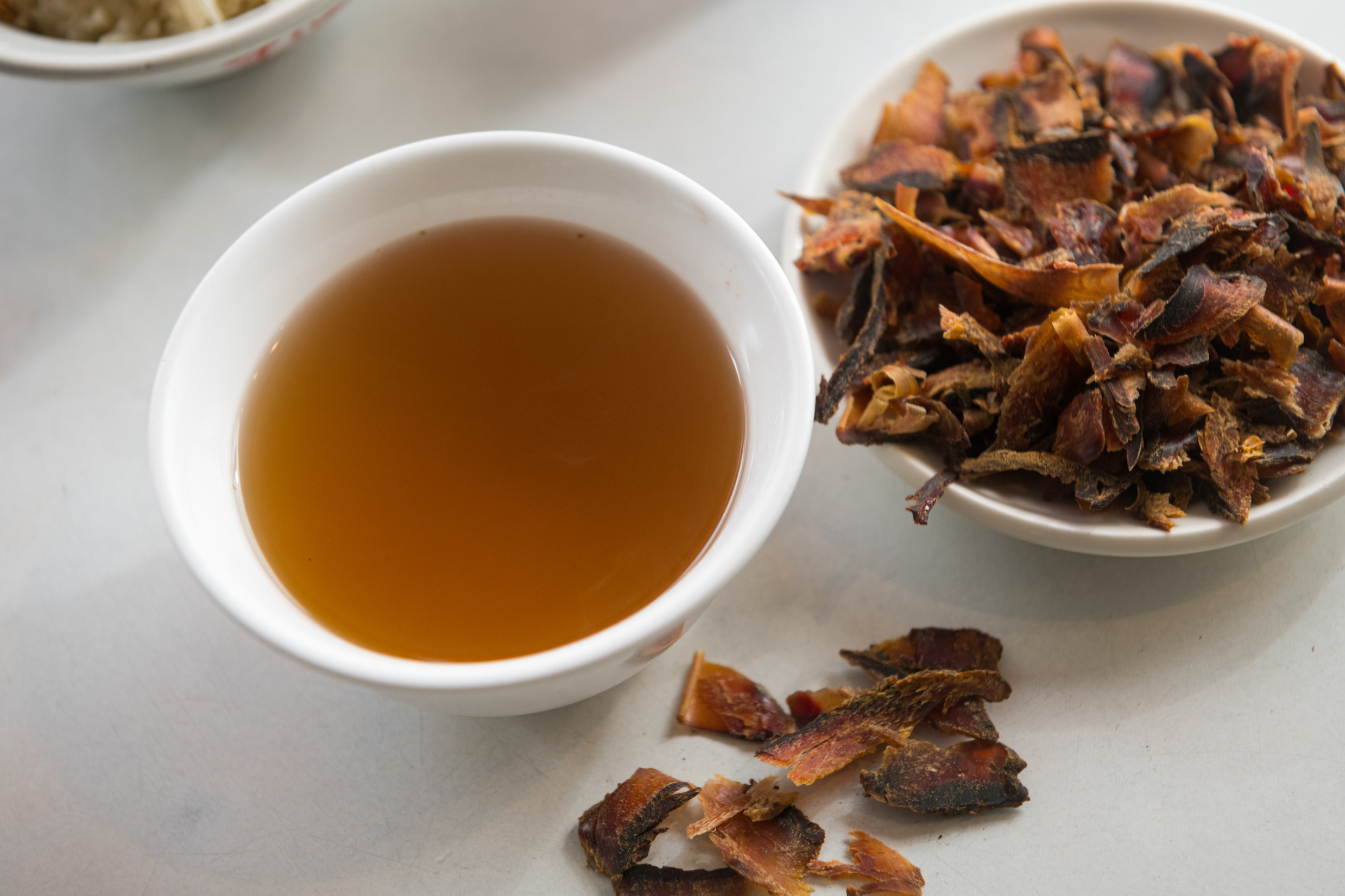 讓客人內用免費喝的柴魚高湯，湯鮮味甘，做湯底、煮菜都合用。