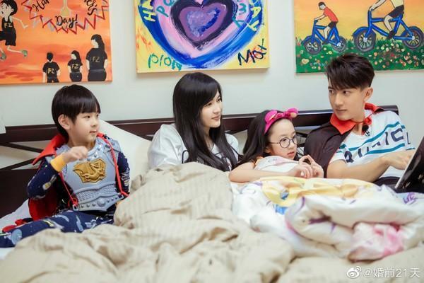 吳尊、林麗吟帶二個孩子上陸綜《婚前21天》。(婚前21天微博)