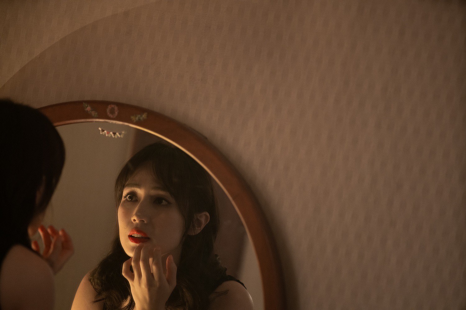 小薰透露有場戲是自己拖著行李跟小孩視訊時，演出房東的賴澔哲突然出現在身後，當下讓她感到毛骨悚然。（七十六号原子）