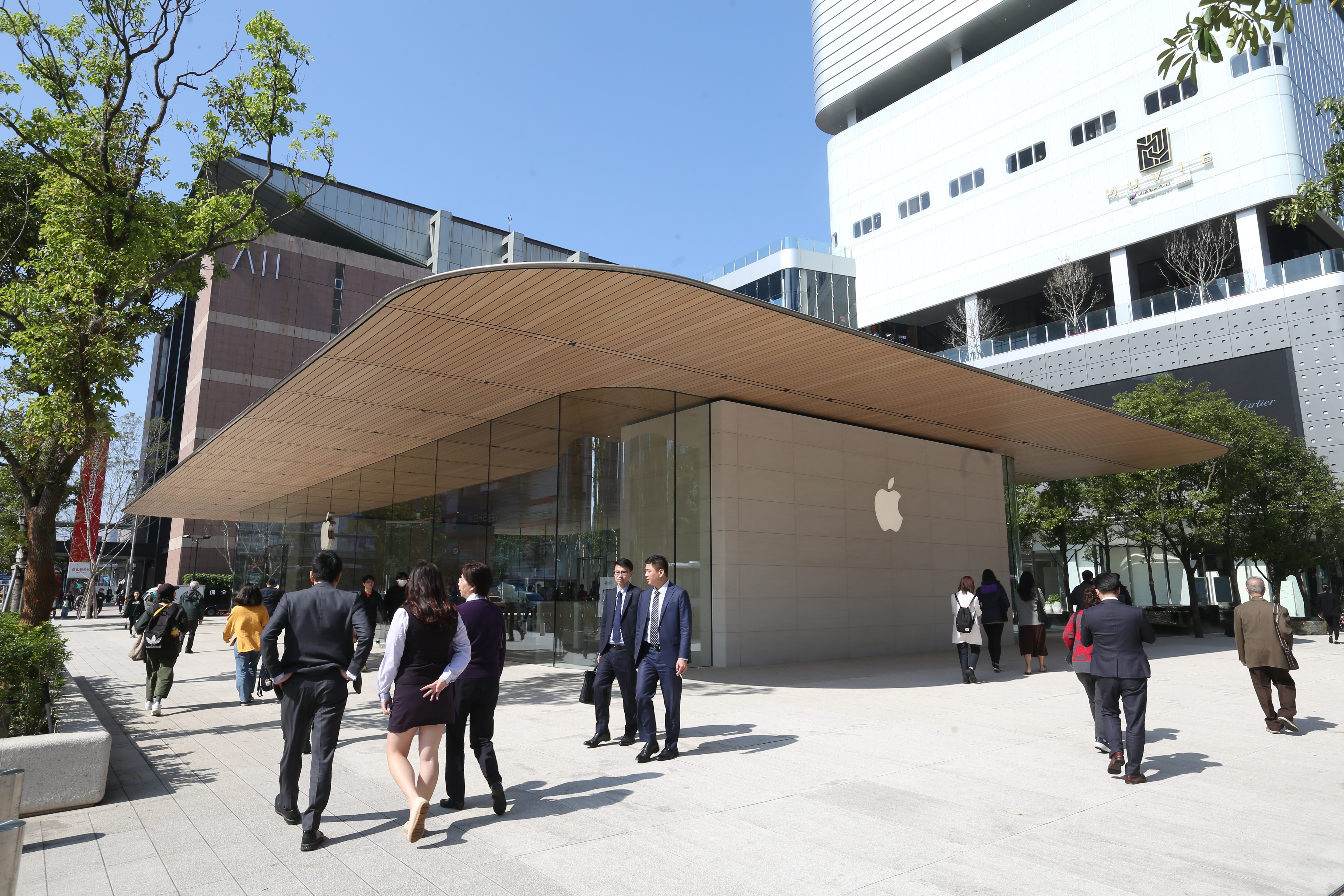 肺炎疫情爆發後，中、港、澳門都因疫情爆發而暫時關閉或縮短營業時間，只有台灣的兩家門市至今未受影響。