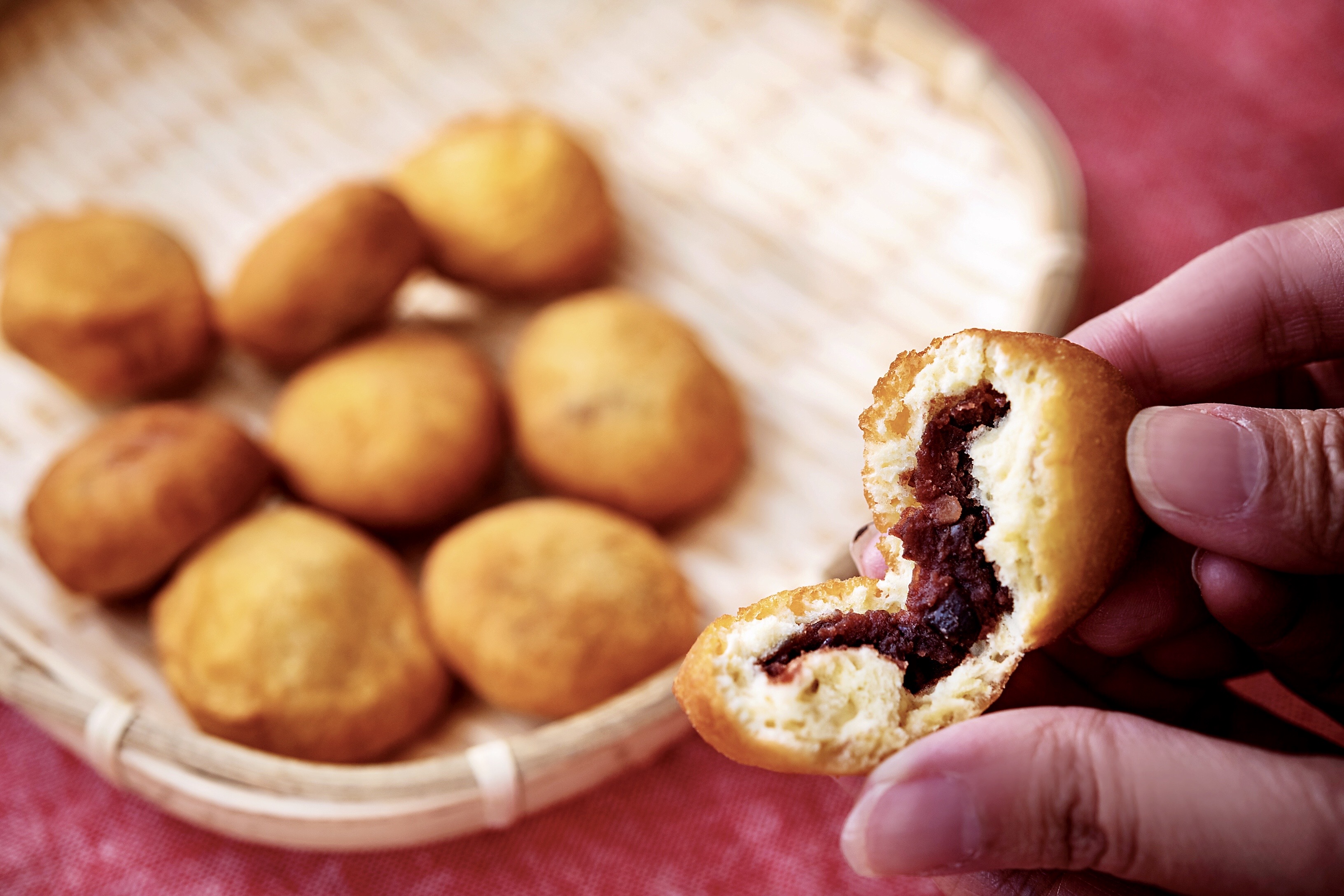 「天天饅頭」炸得鬆軟燙口的麵皮，包裹油亮香滑的紅豆餡，是許多台中人的童年回憶。