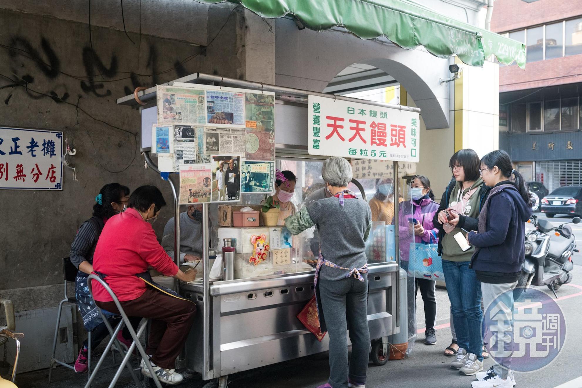 民國38年開業的「天天饅頭」至今仍天天大排長龍。