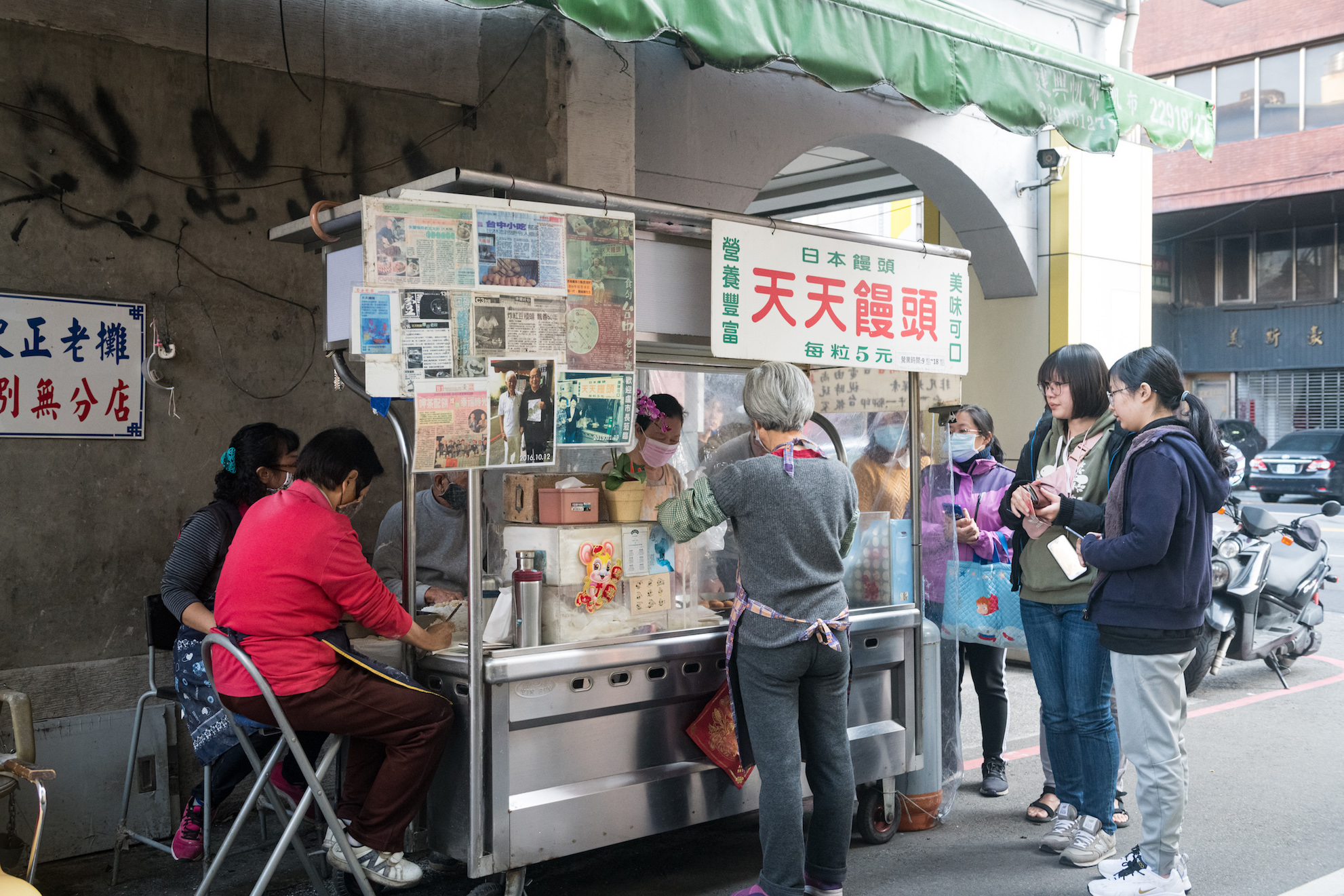 民國38年開業的「天天饅頭」至今仍天天大排長龍。