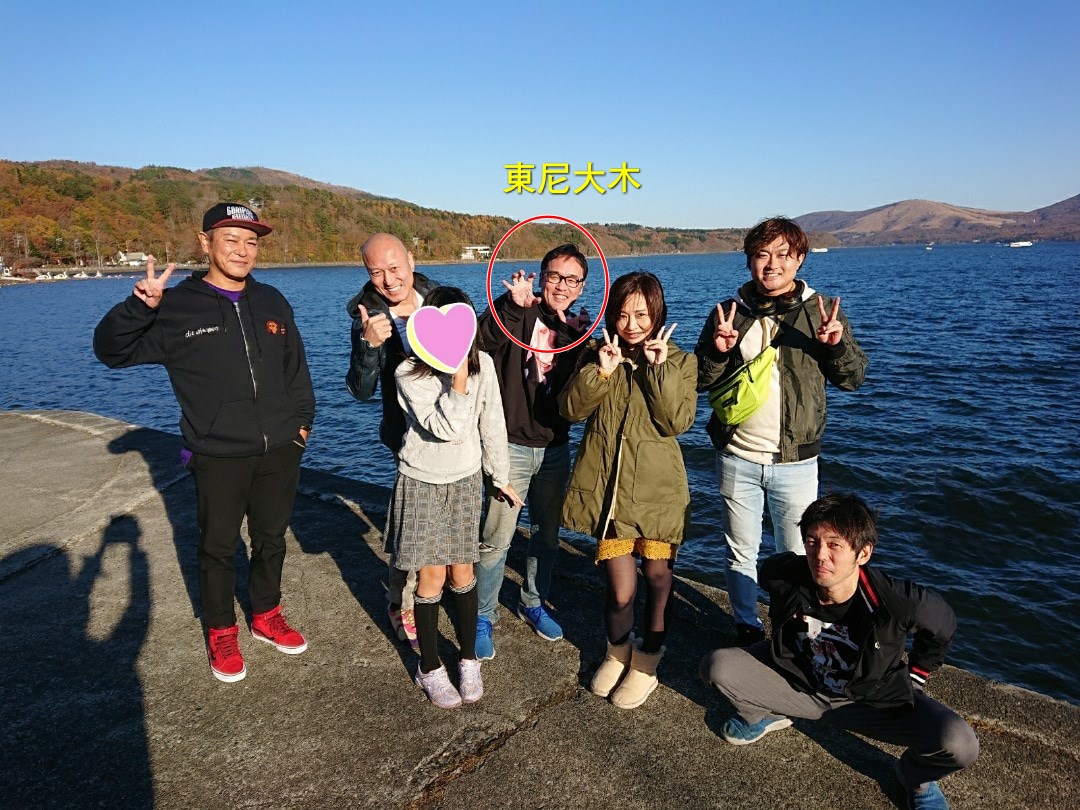 去年11月,東尼大木與AV前輩Pierre劍(左二)等一行人出遊,竟傳出強姦事件。(網路圖片)