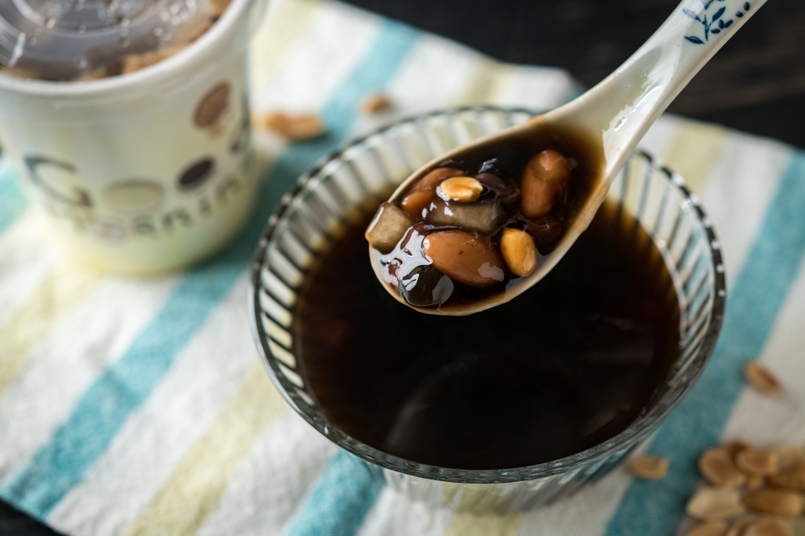 「燒仙草」用仙草乾提煉湯汁，每天熬煮8～12小時。（35元／杯）