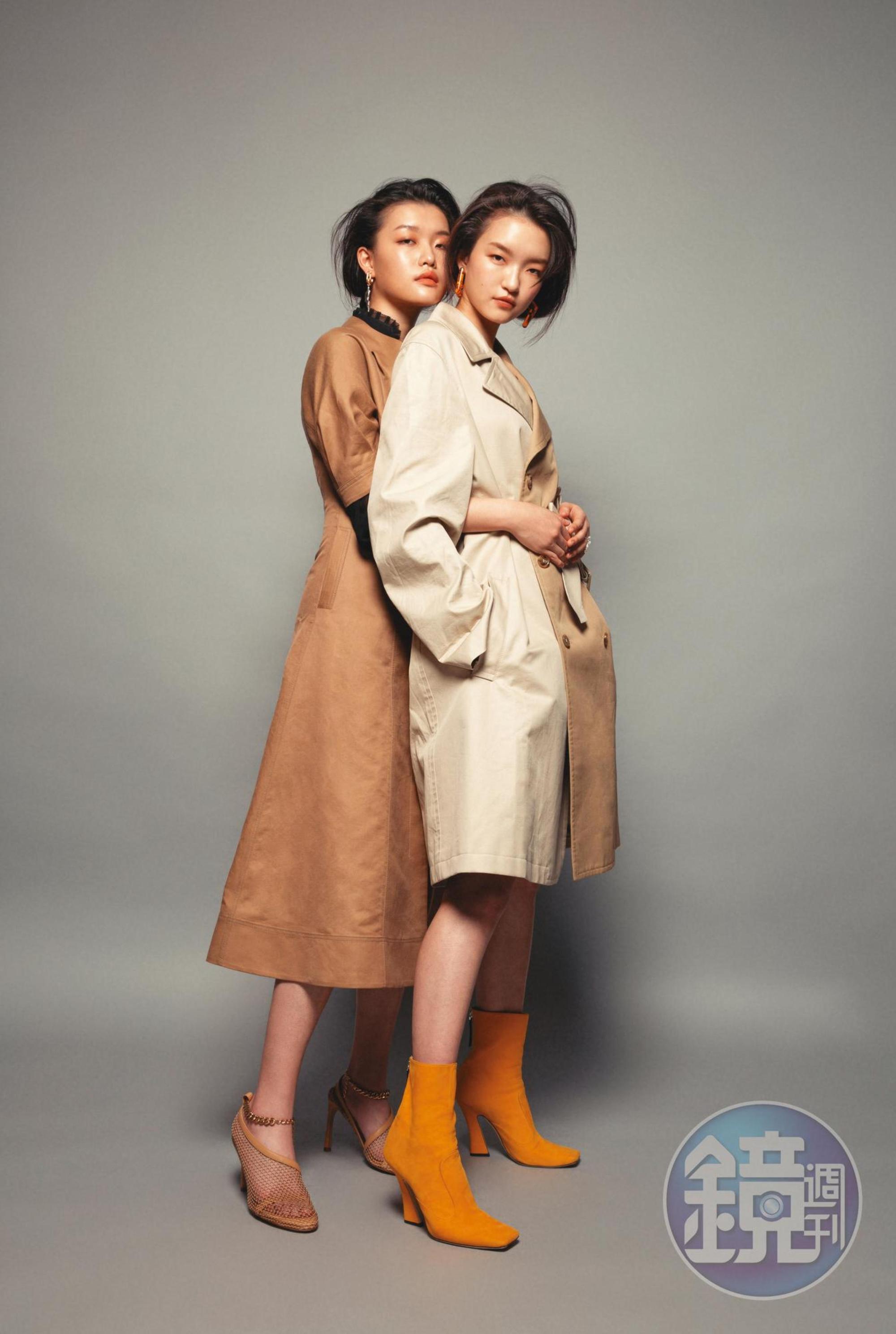 （右）：雙色拼接綁帶風衣 價格店洽 by MM6 Maison Margiela；黃色短靴 NT$37,500 by FENDI；FF Logo設計耳環 NT$19,800 by FENDI。（左）：大地色風衣外套 價格未定 by 夏姿；烏干紗透膚襯衫 價格未定 by 夏姿；繞踝扁圓鍊米色網狀高跟鞋 NT$37,800 by Bottega Veneta；耳環 NT$14,100 by Chloé；純銀夢幻星光戒指 NT$7,680 by Thomas Sabo。