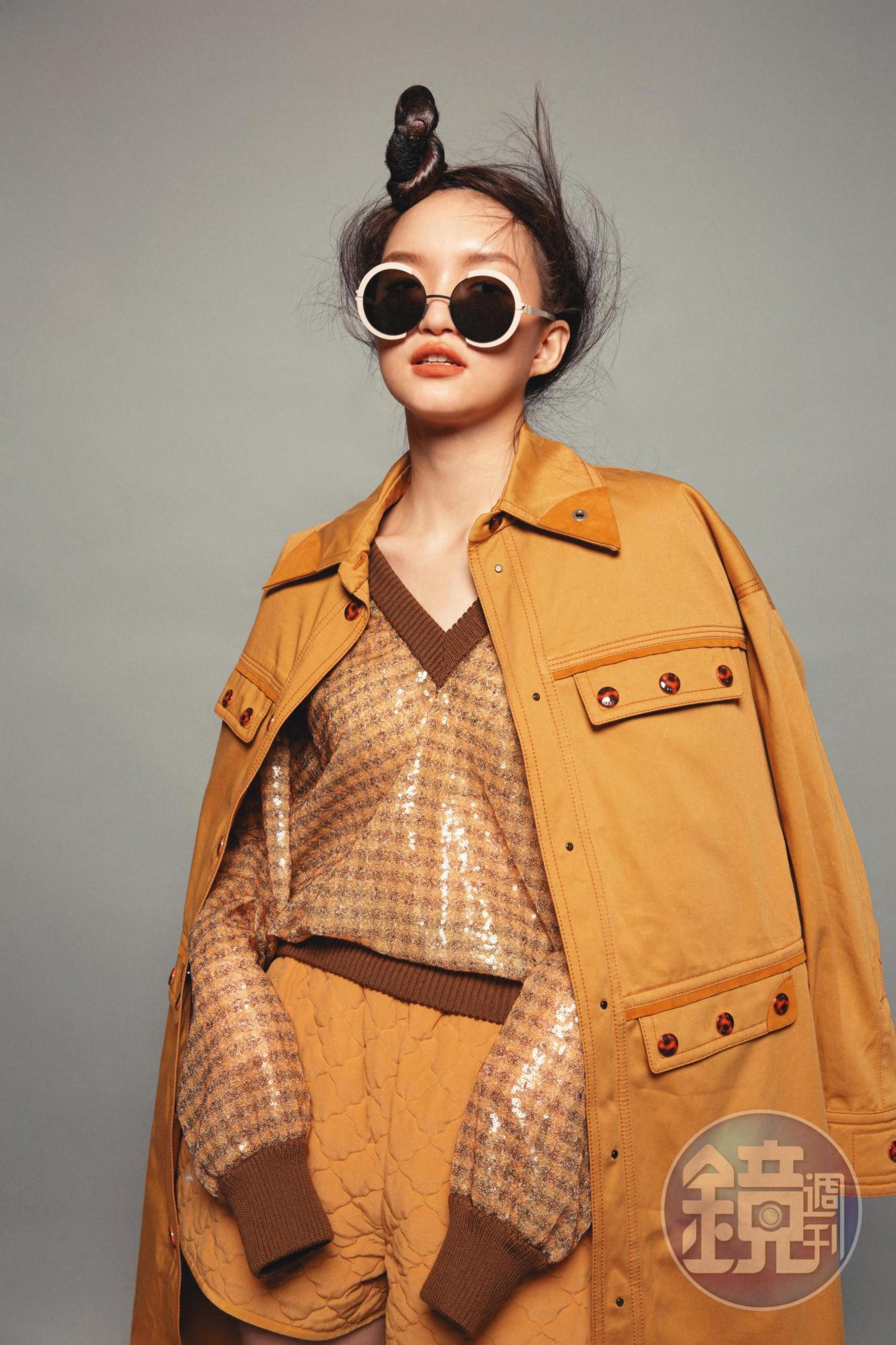 黃色設計長大衣 價格店洽 by FENDI；黃色格紋V領衛衣 價格店洽 by FENDI；黃色短褲 價格店洽 by FENDI；DECADES HOUSTON墨鏡NT$18,700  by MYKITA。