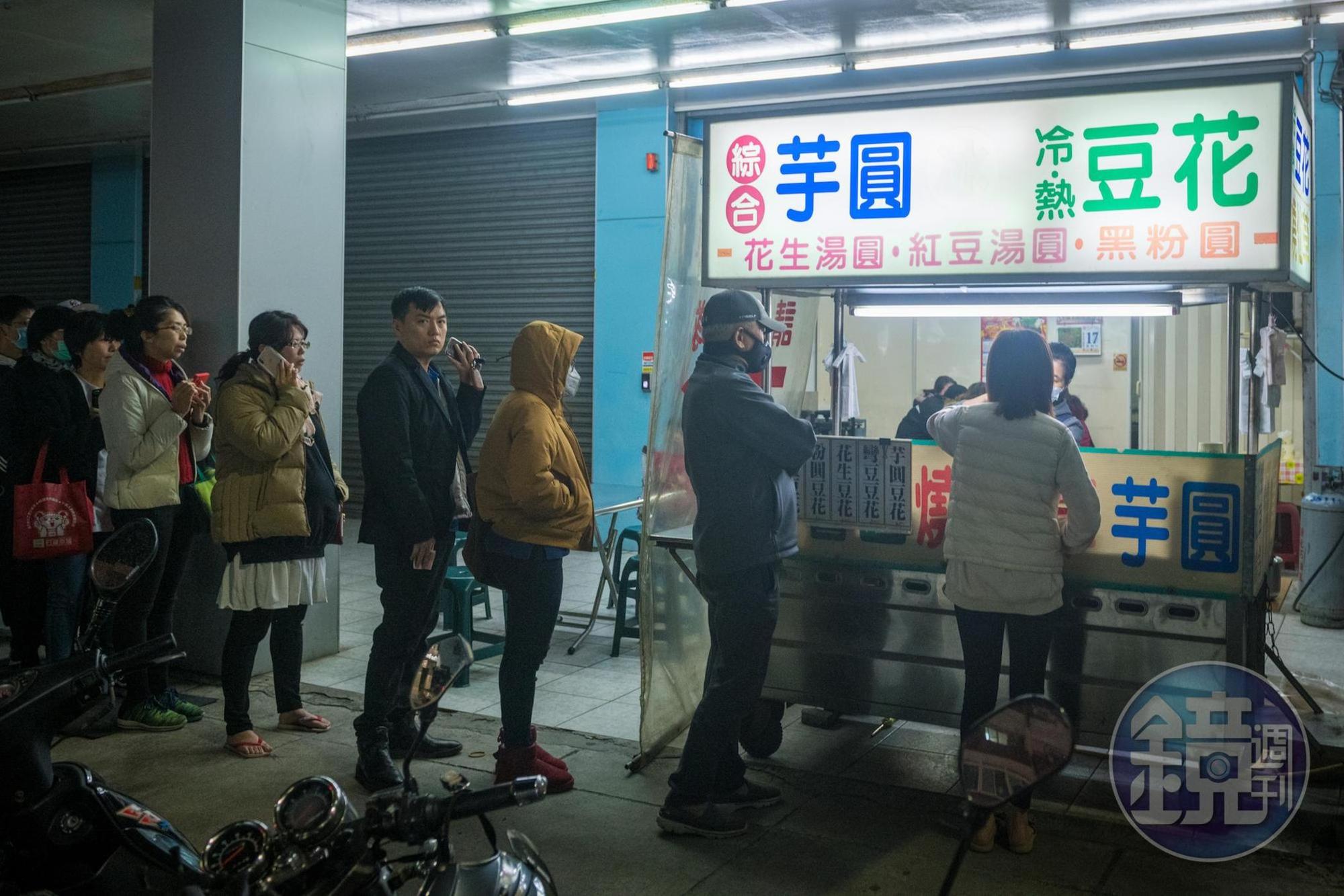 「美村豆花燒仙草」一開攤就開始排隊。