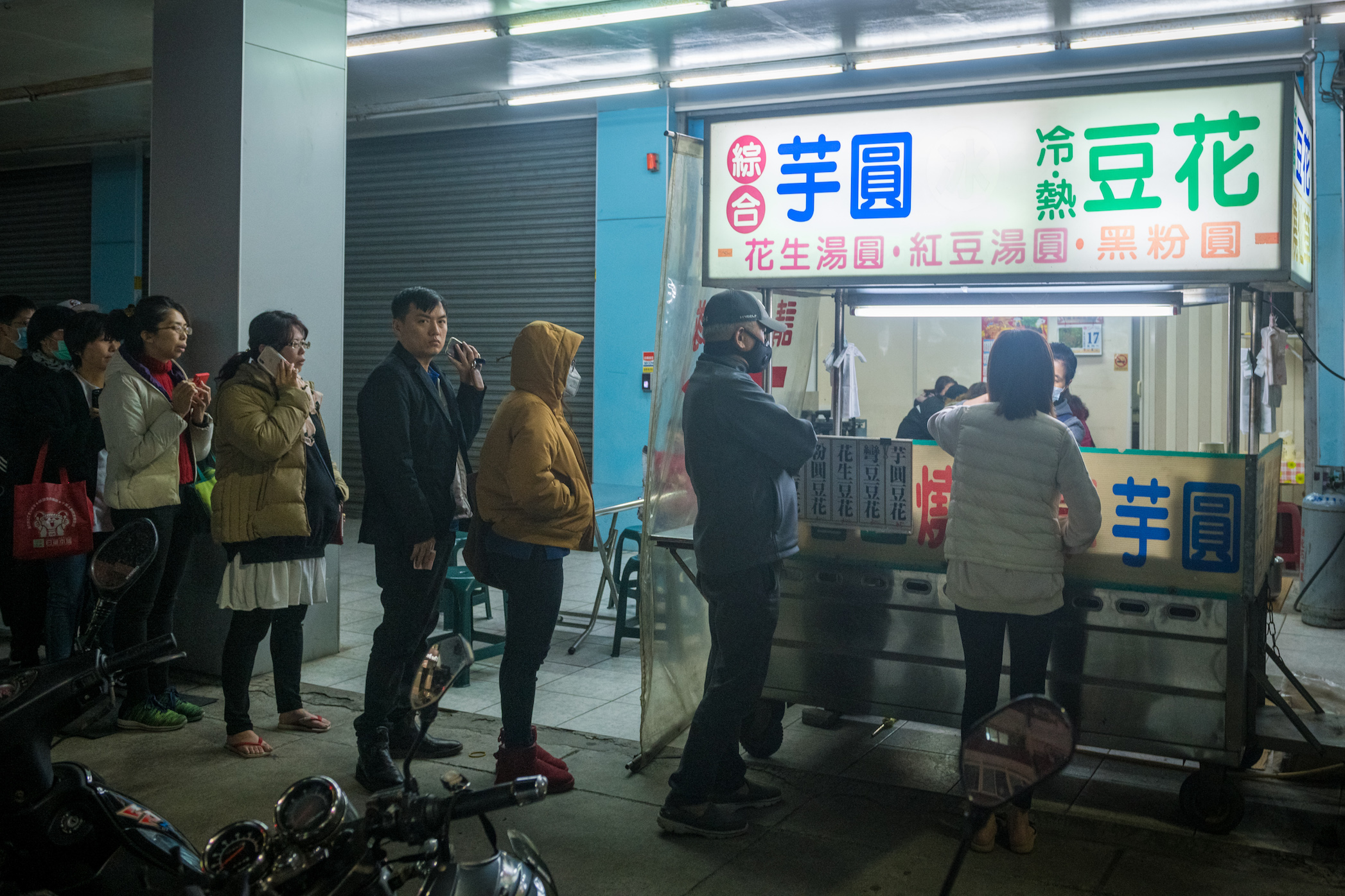 「美村豆花燒仙草」一開攤就開始排隊。