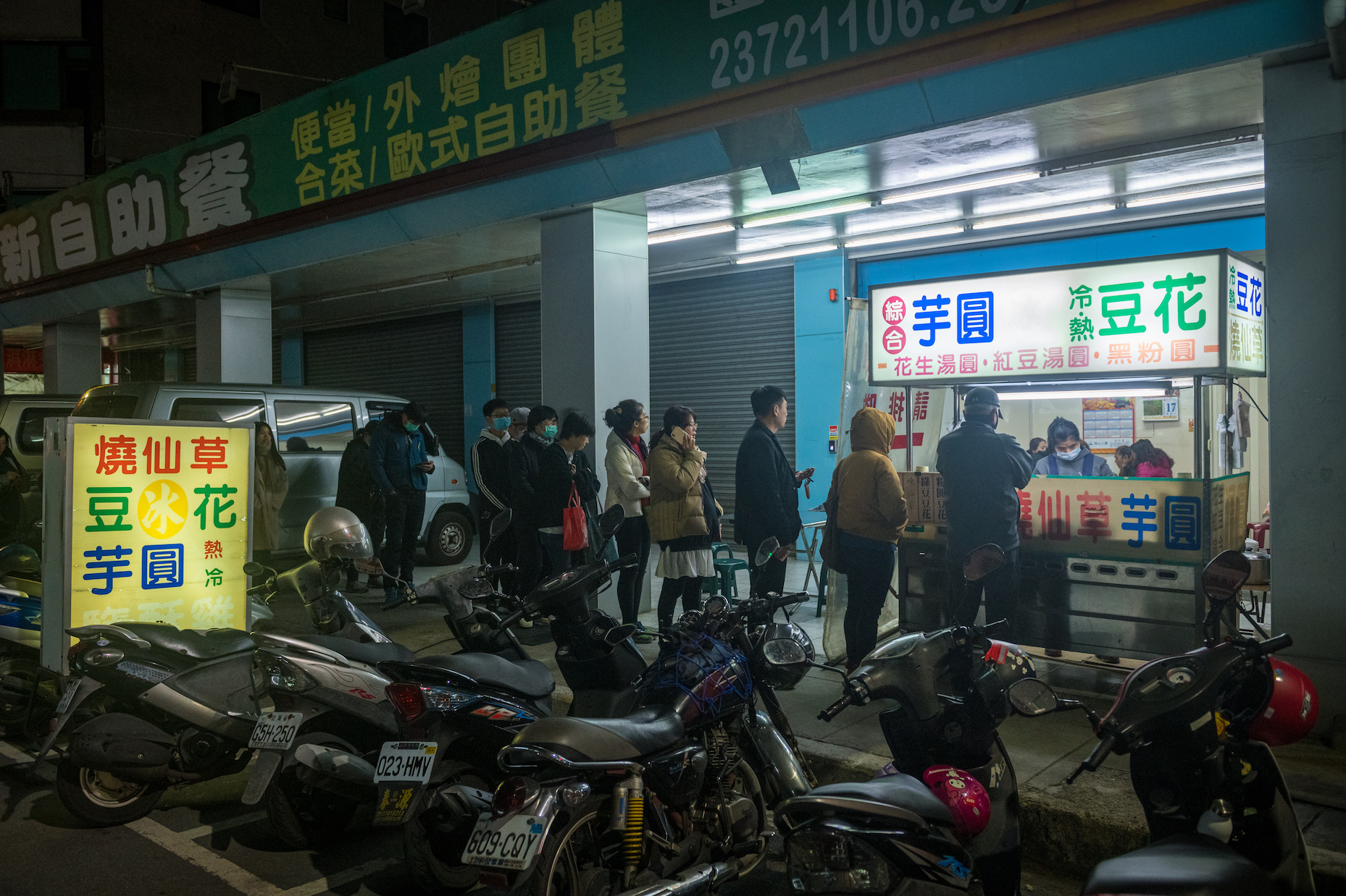 美村路上的無名豆花燒仙草是排隊名攤。