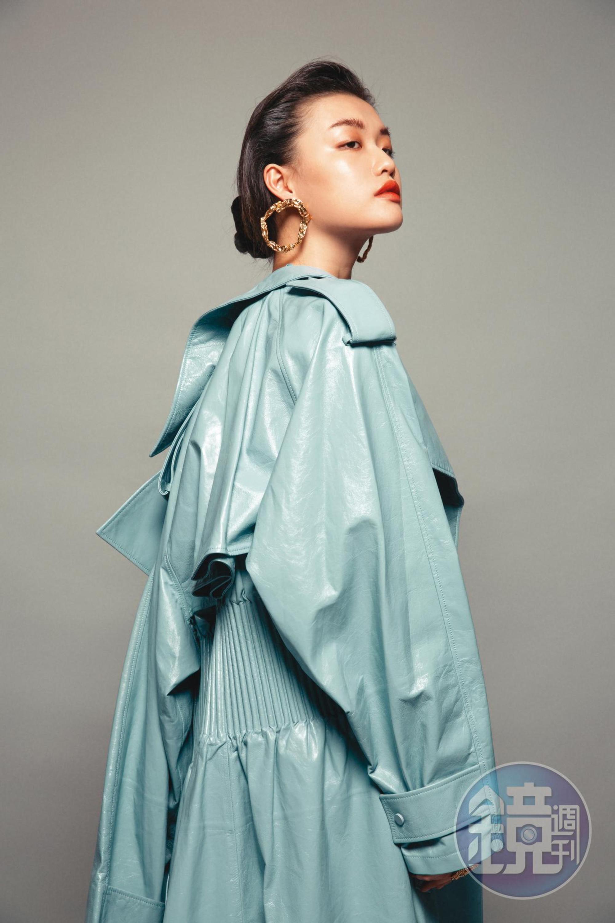冰雪藍羊皮風衣式大衣 NT$234,800 by Bottega Veneta；Anouck耳環 價格店洽 by Chloé；梅杜莎造型裝飾戒指 NT$15,500 by VERSACE。
