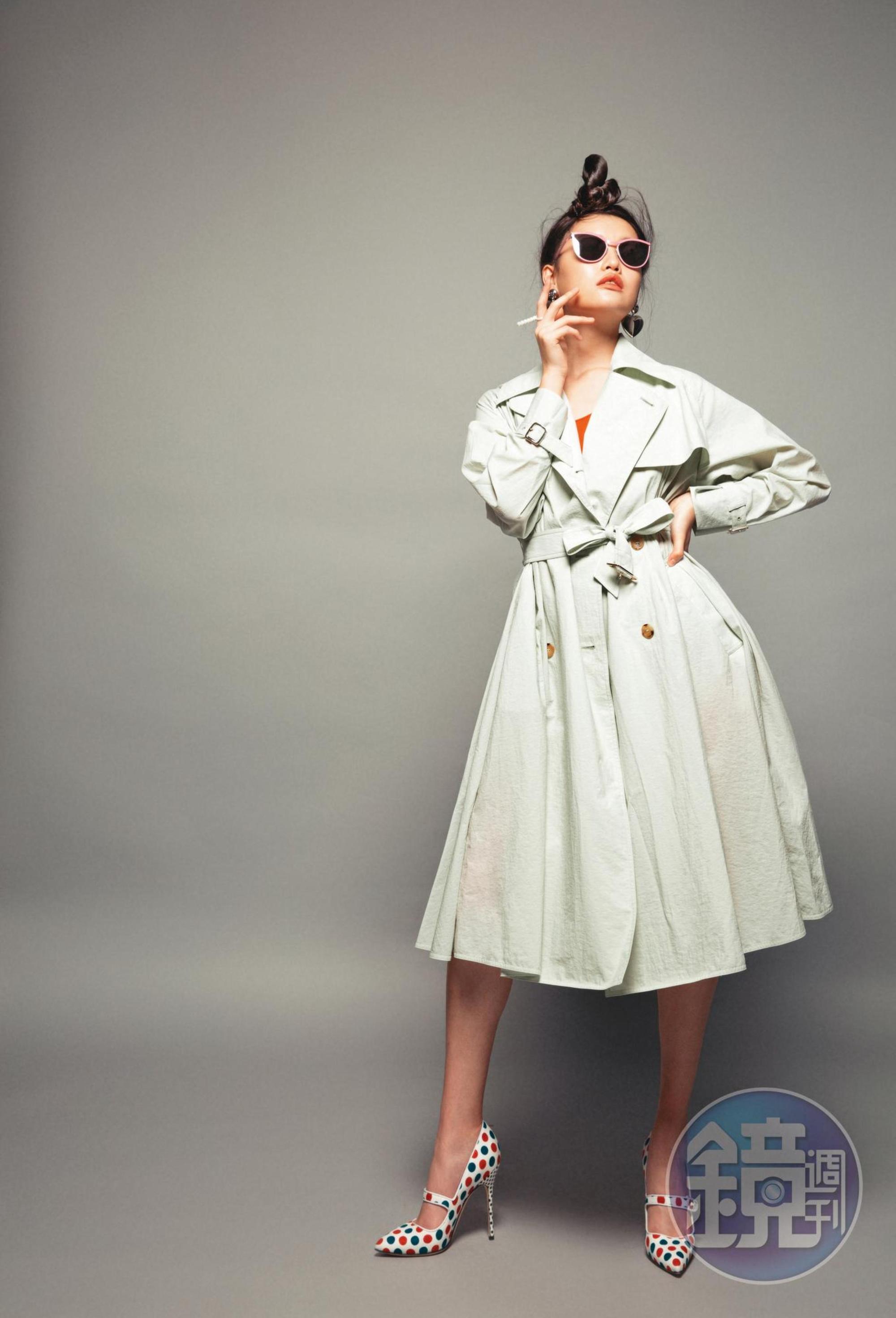 亮橘色彈性露背洋裝 NT$45,900 by Bottega Veneta；比斯開綠風衣洋裝 NT$79,800 by Max Mara；藍紅圓點高跟鞋 NT$32,800 by MANOLO BLAHNIK；銀色愛心耳環 價格未定 by BALENCIAGA；長排珍珠造型戒指 價格店洽 by MM6 Maison Margiela；STUDIO 6.2 墨鏡 NT$24,100  by MYKITA。
