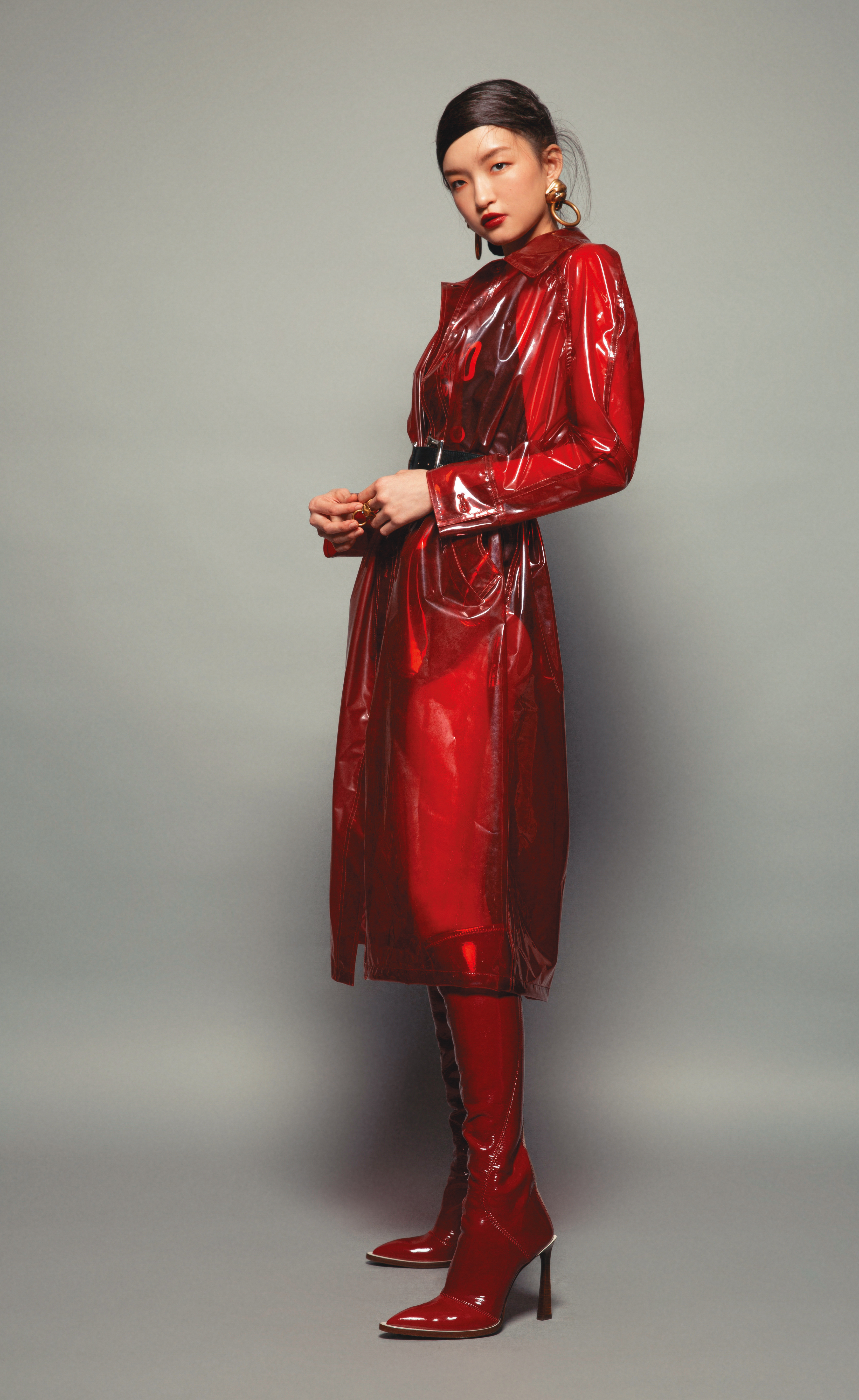 紅色PVC風衣外套 NT$42,800 by MOSCHINO；扭曲Logo連身泳衣 NT$11,800 by MOSCHINO；紅色長靴 NT$54,000 by FENDI；野獸造型耳環 價格未定 by BALENCIAGA；野獸造型戒指 價格未定 by BALENCIAGA；寬版腰帶 價格未定 by 夏姿。