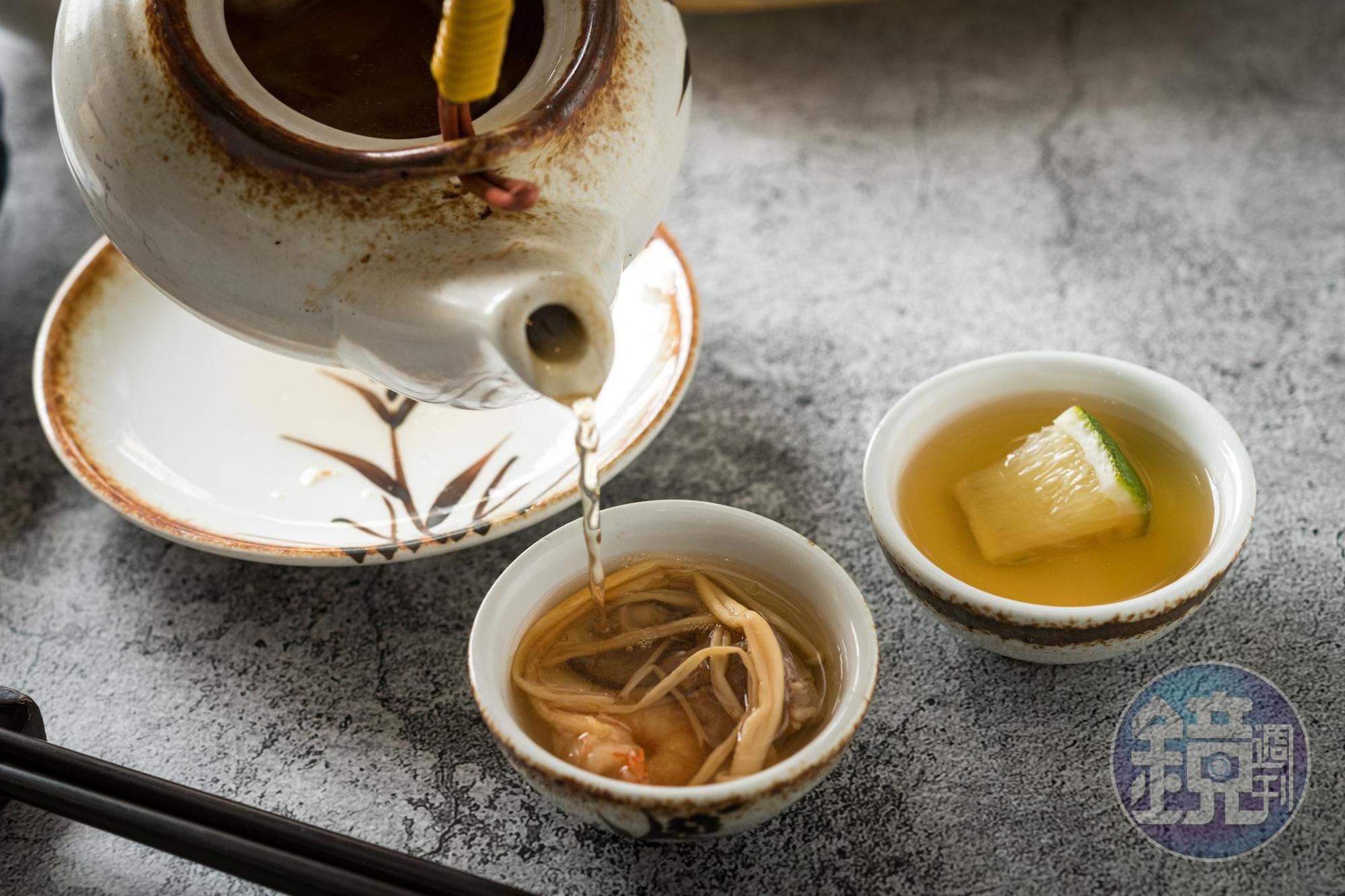 「土瓶蒸」蒸出鮮濃甘美的湯汁。(50元/壺)