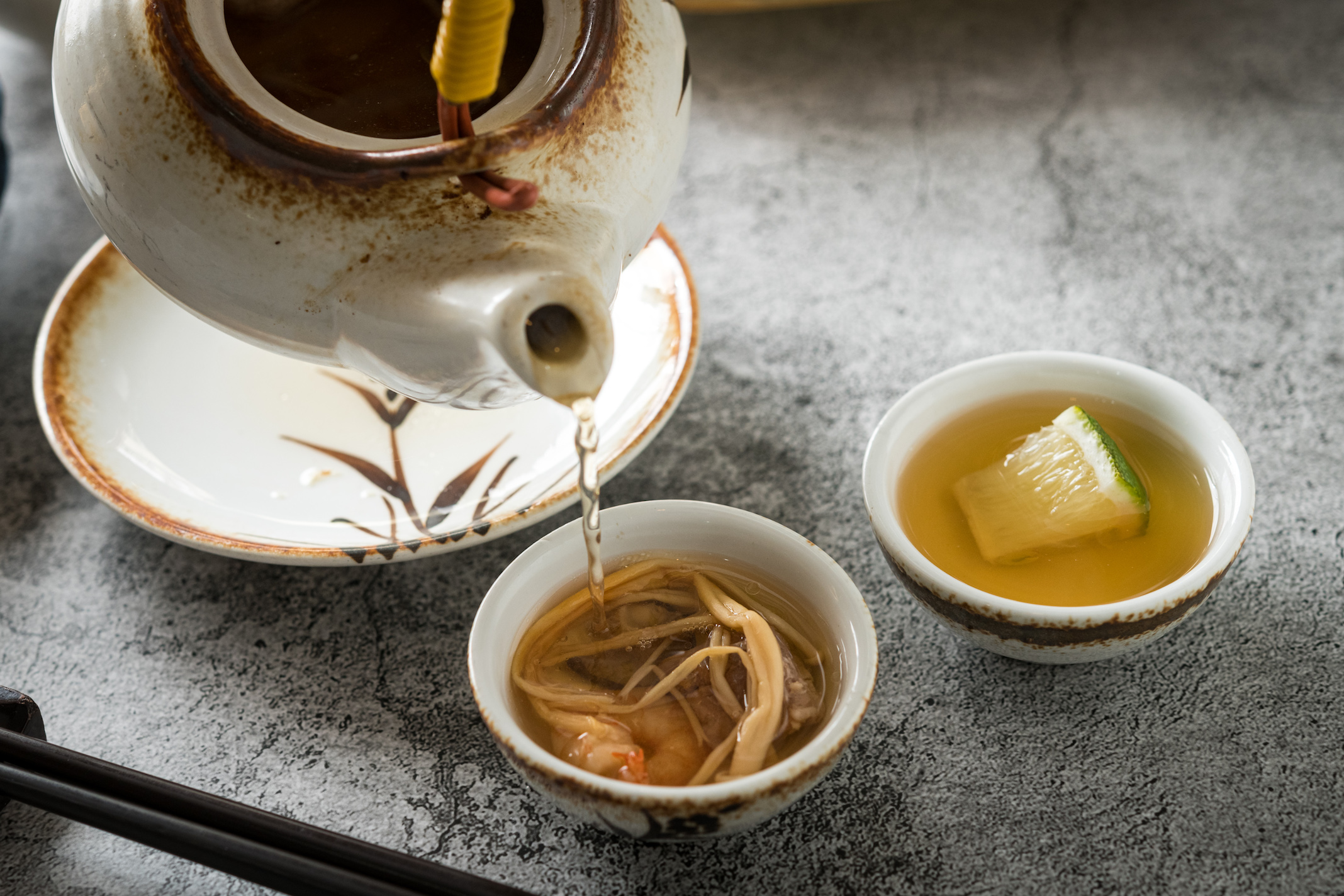 「土瓶蒸」蒸出鮮濃甘美的湯汁。（50元／壺）