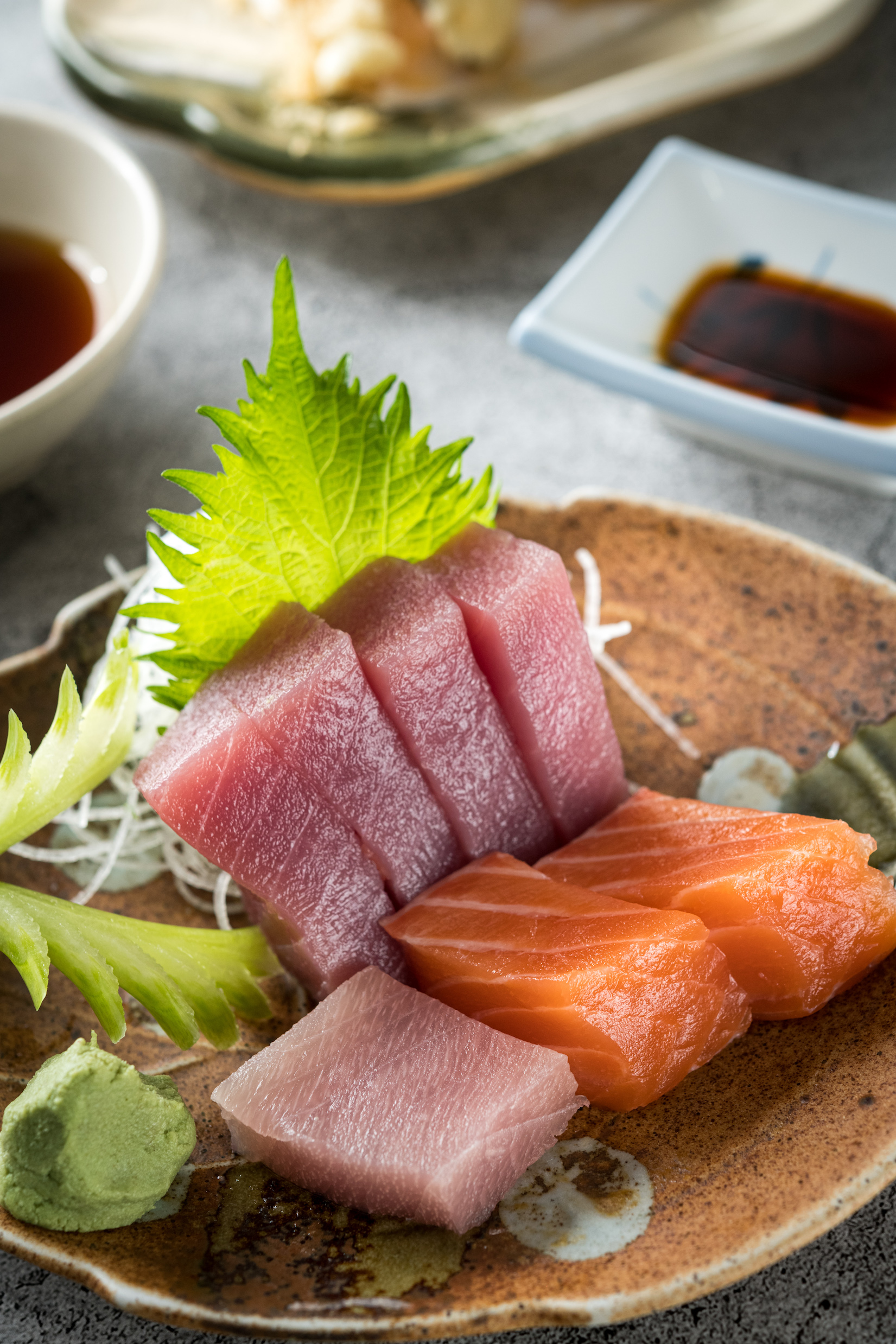 「綜合生魚片」由老闆切出當日最新鮮的魚貨。（280元／份）