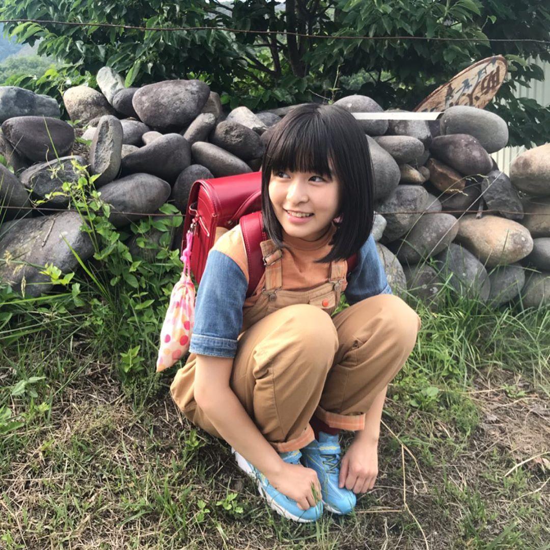 森七菜穿上吊帶背心褲,背上小學生書包,又萌又可愛的模樣讓人忘記她其實已經18歲了。(翻攝自morinana_official IG)