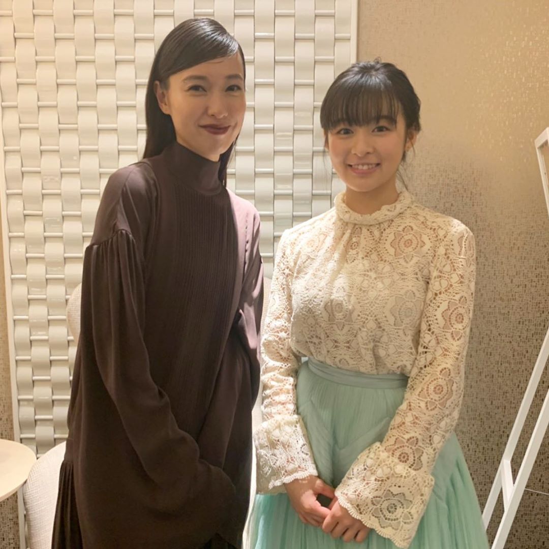 森七菜（右）與戶田惠理香（左）在《最初的晚餐》飾演同一個角色。（翻攝自morinana_official IG）