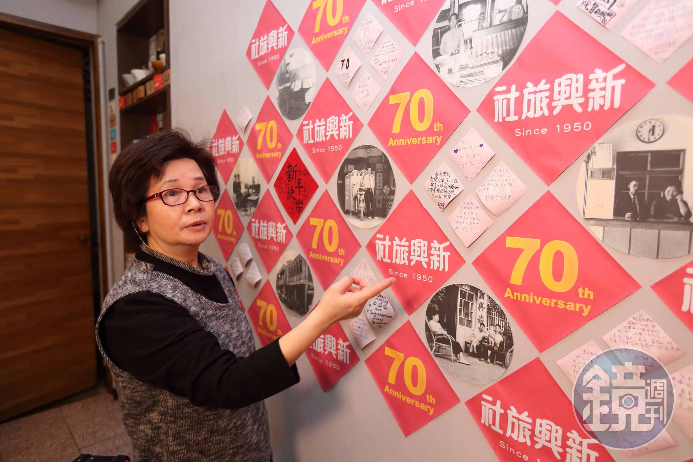 新興旅社的另一處牆面上，貼滿了旅客的留言，旅社的第二代老闆娘劉秋菊細數著每張留言背後的故事。
