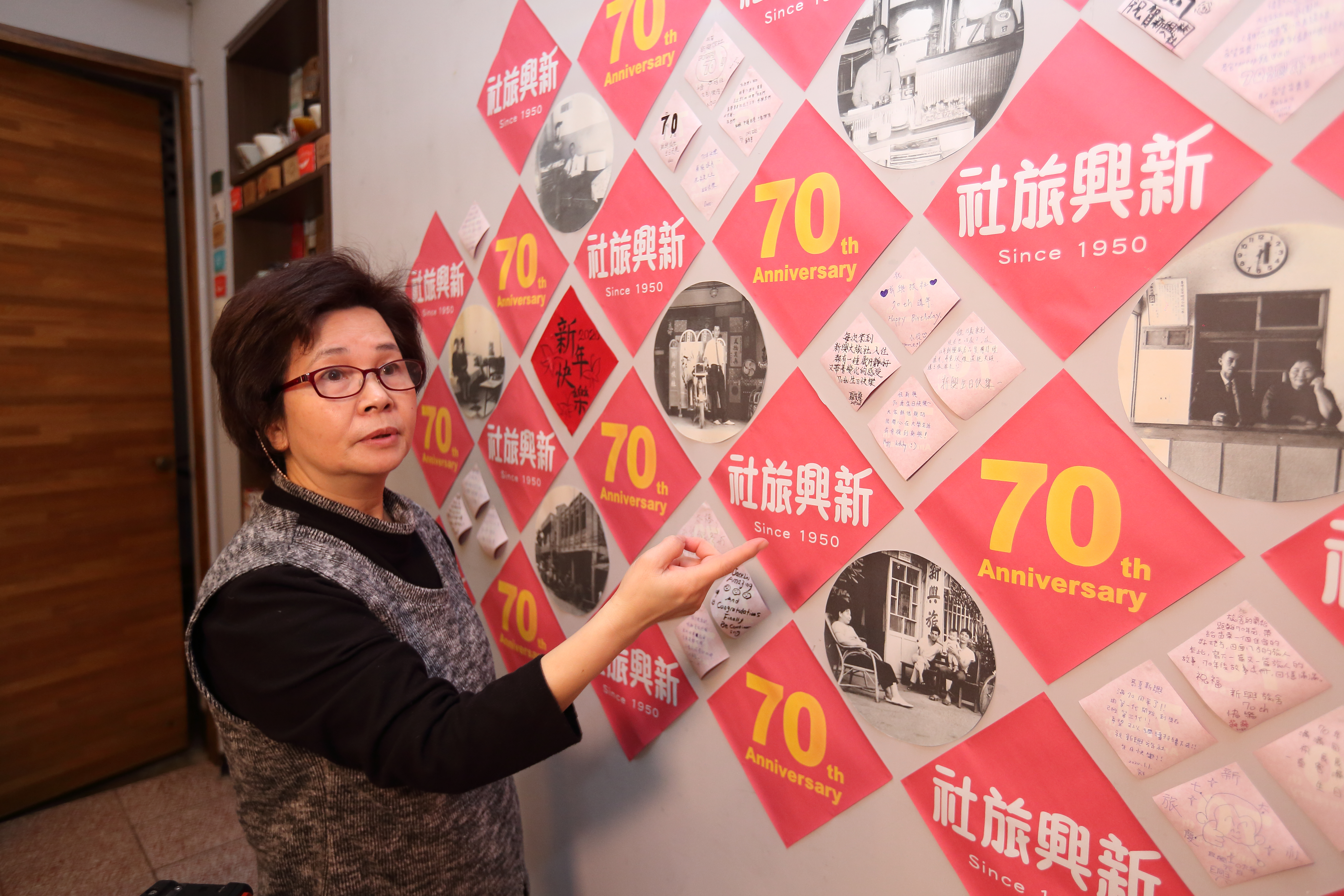 新興旅社的另一處牆面上，貼滿了旅客的留言，旅社的第二代老闆娘劉秋菊細數著每張留言背後的故事。
