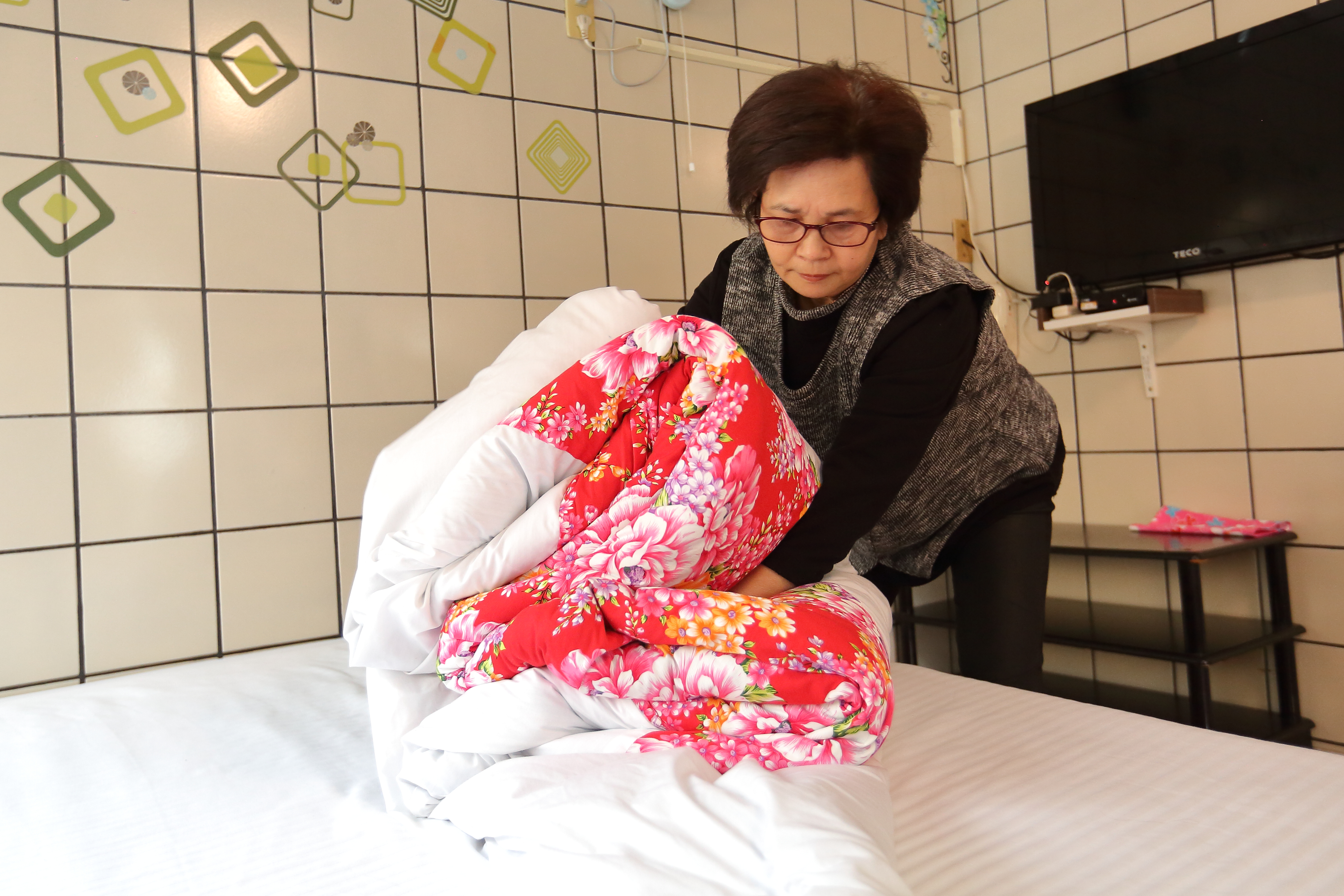 劉秋菊說，將棉被折成棉被花，是傳統台式老旅館的必備技能。