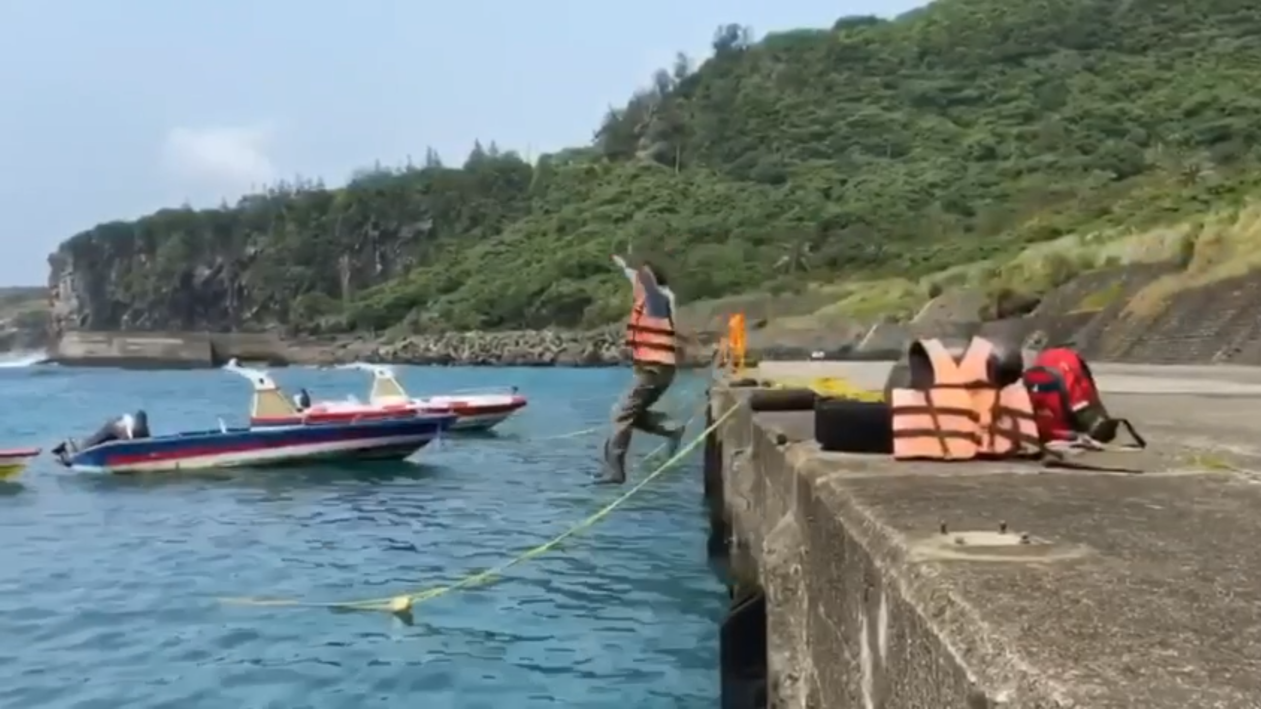 王世堅於臉書po出在蘭嶼跳海的兌現影片，更強調自己「一諾千金，誠信至上」。（翻攝自王世堅臉書）