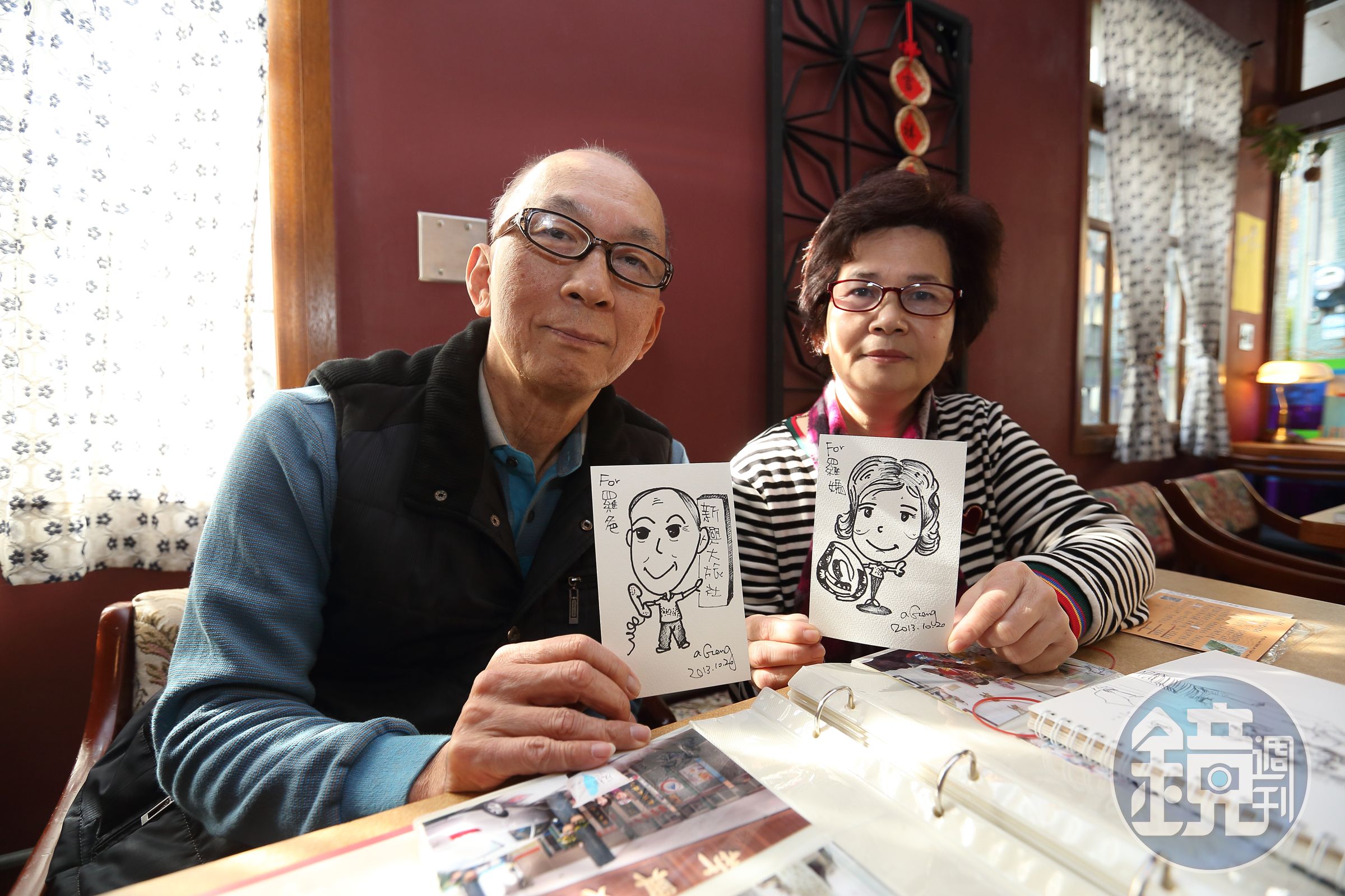新興旅社的第二代老闆羅清源（左）、老闆娘劉秋菊（右），時常收到旅客寄來明信片與合照，還有人手繪二人的畫像。