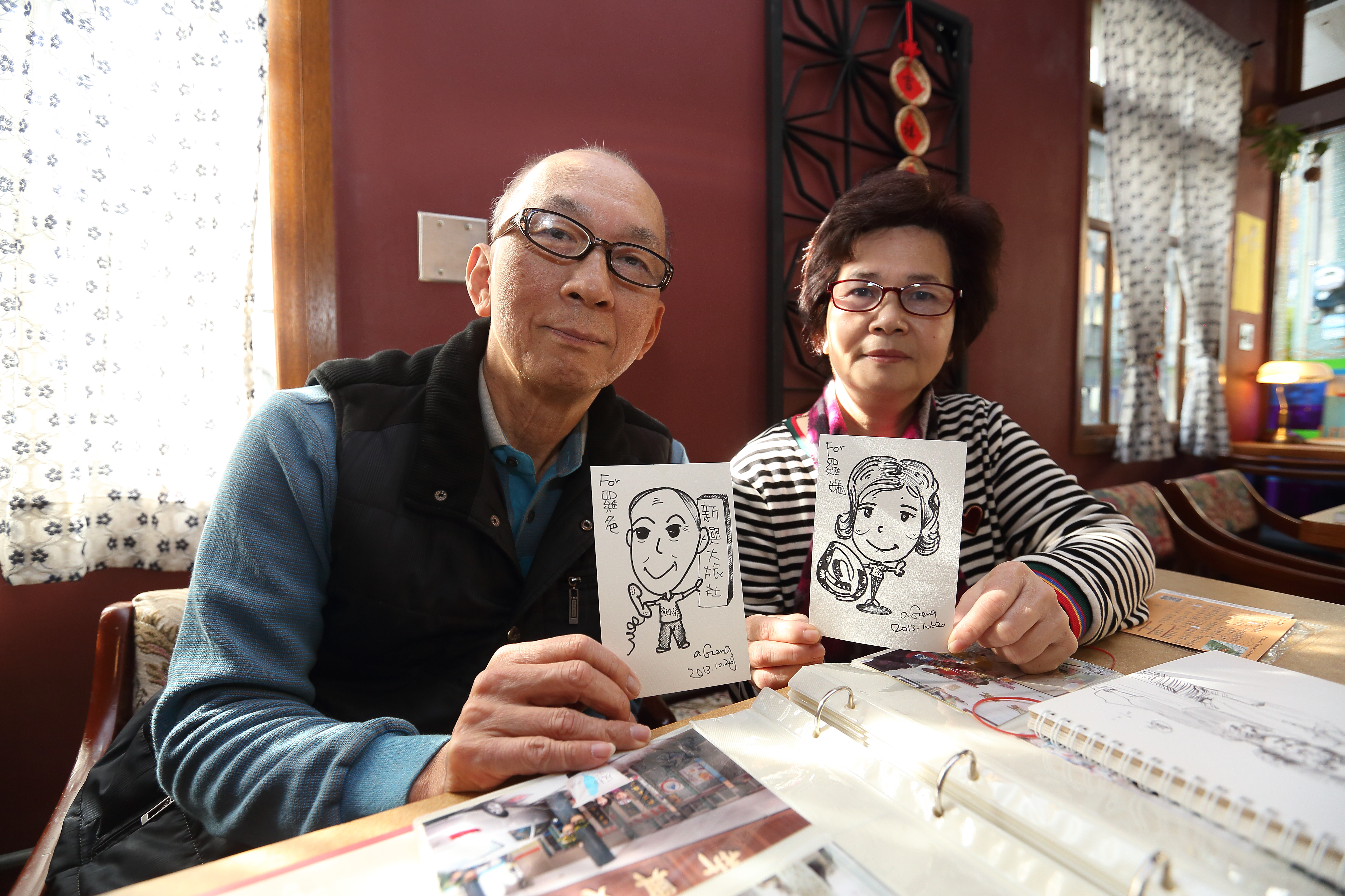 新興旅社的第二代老闆羅清源（左）、老闆娘劉秋菊（右），時常收到旅客寄來明信片與合照，還有人手繪二人的畫像。