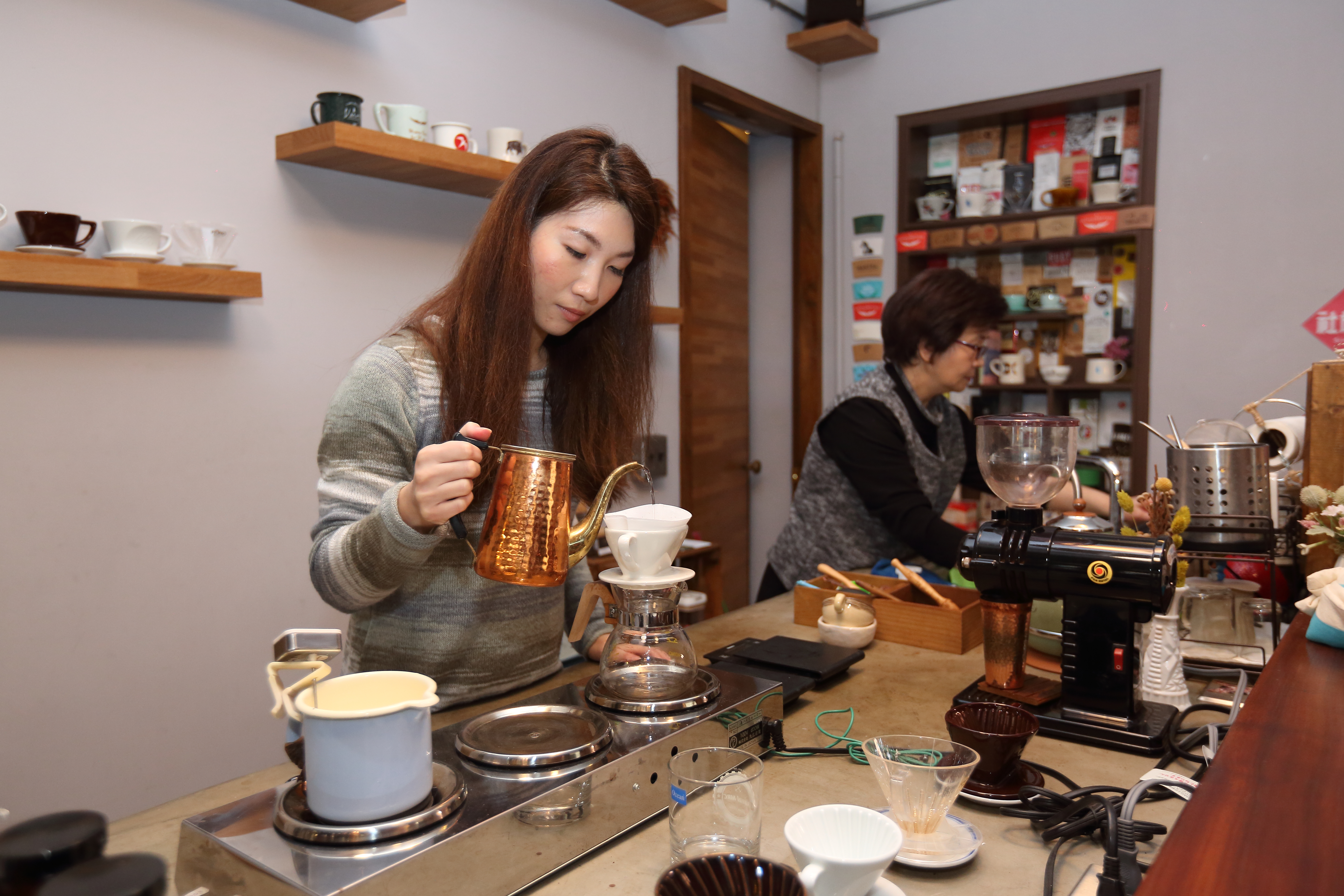 新興旅社第三代羅文宜，因為喜歡喝咖啡，變將一樓的自宅客廳改建成「老地方咖啡」。