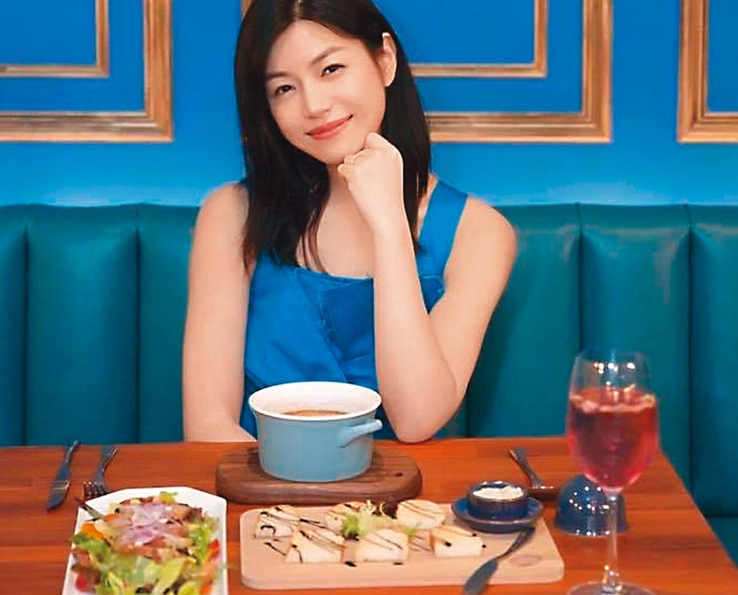 陳妍希曾在臉書幫陳爸爸的店「星Bar餐酒館」宣傳,像代言人一樣拍了不少照片推薦美食。(翻攝自陳妍希臉書)