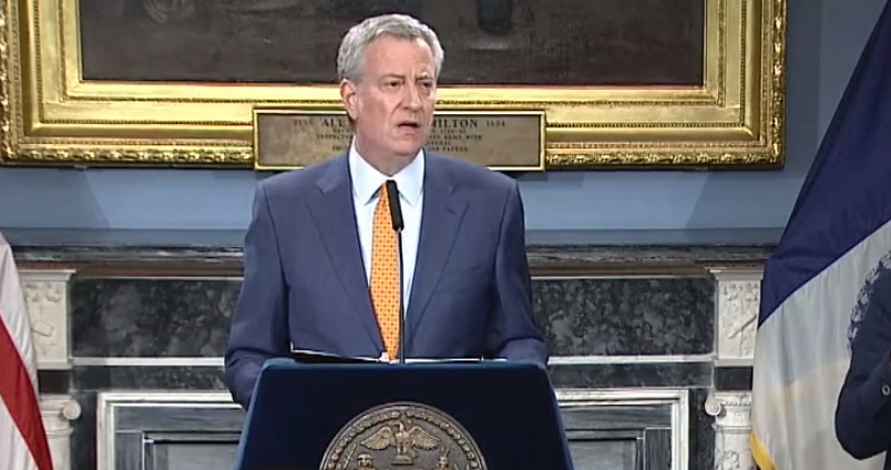 紐約市長白思豪於15日開記者會宣布，從16日開始，公立學校將全面停課至4月20日。（翻攝Bill de Blasio臉書）