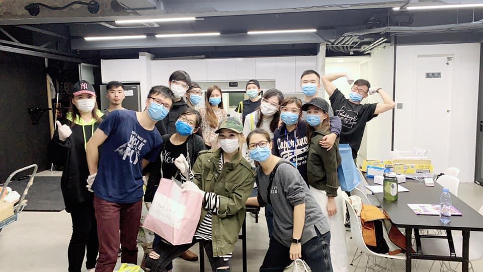 鄭秀文每月都出動,跟隨年輕的義工們一起當義工。(翻攝自鄭秀文臉書)