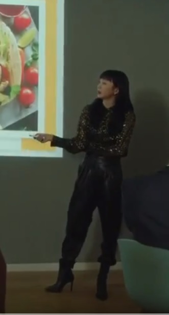 金多美以黑色金蔥透膚襯衫搭配黑色長褲，帥氣又亮眼。〈翻攝自網路〉